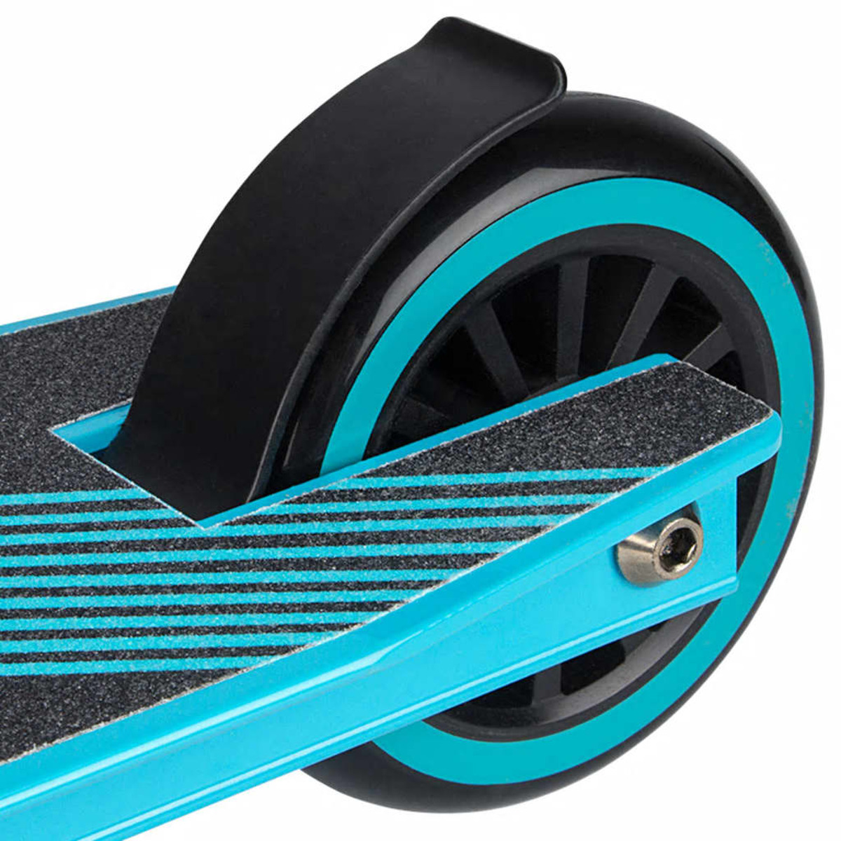 Primo piano di una ruota di scooter. La ruota è nera con una striscia turchese e un parafango nero.