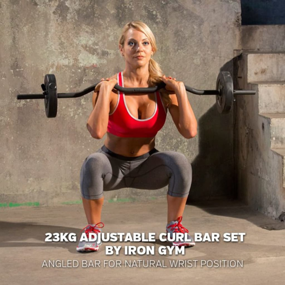 Frau macht Kniebeugen mit 23KG verstellbarem Curl-Bar-Set von Iron Gym, im Fitnessstudio.