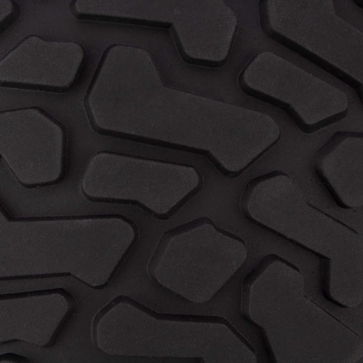 Nahaufnahme eines schwarzen Reifenprofils. Tiefe Rillen und strukturierte Oberfläche. Schwarze Farbe.