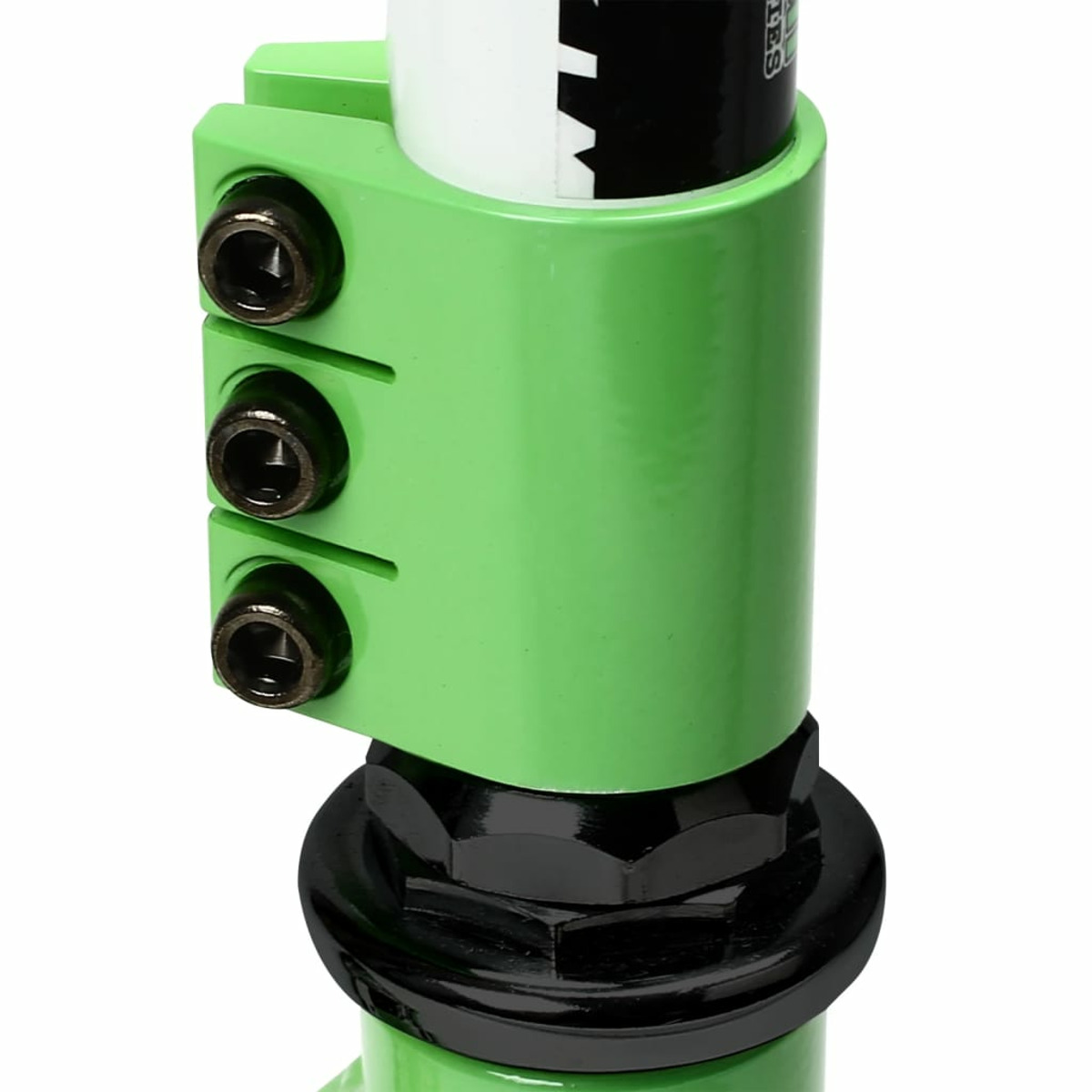 Morsetto per scooter verde, bulloni neri e dado nero, tutti montati su un manubrio dello scooter.