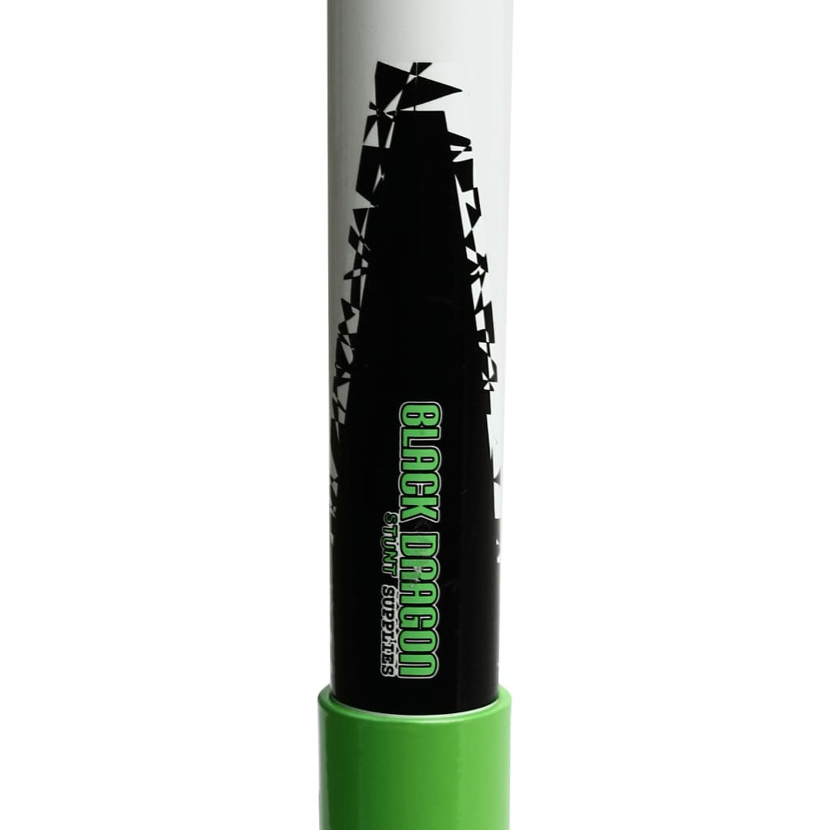 Oggetto cilindrico con base verde e parte superiore nera con testo bianco: BLACK DRAGON. Design nero.