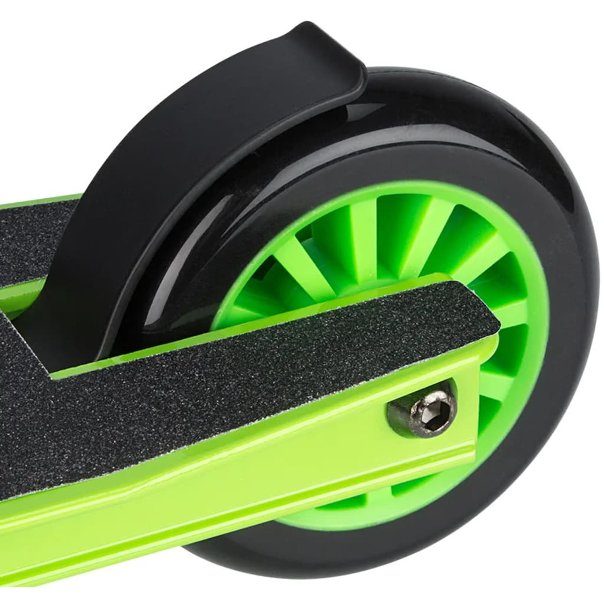 Primo piano di una ruota di scooter verde e nera, mostra ruota e parafango.