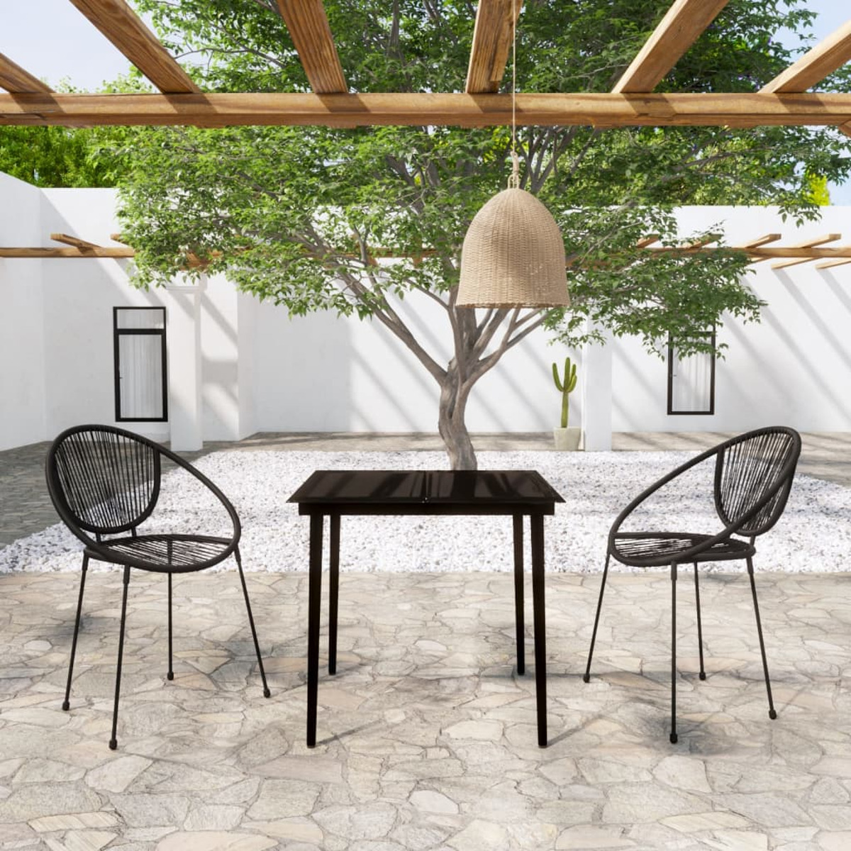 Szene im Freien mit schwarzem Tisch, Stühlen und Hängelampe. Weiße Wand und Baum im Hintergrund.
