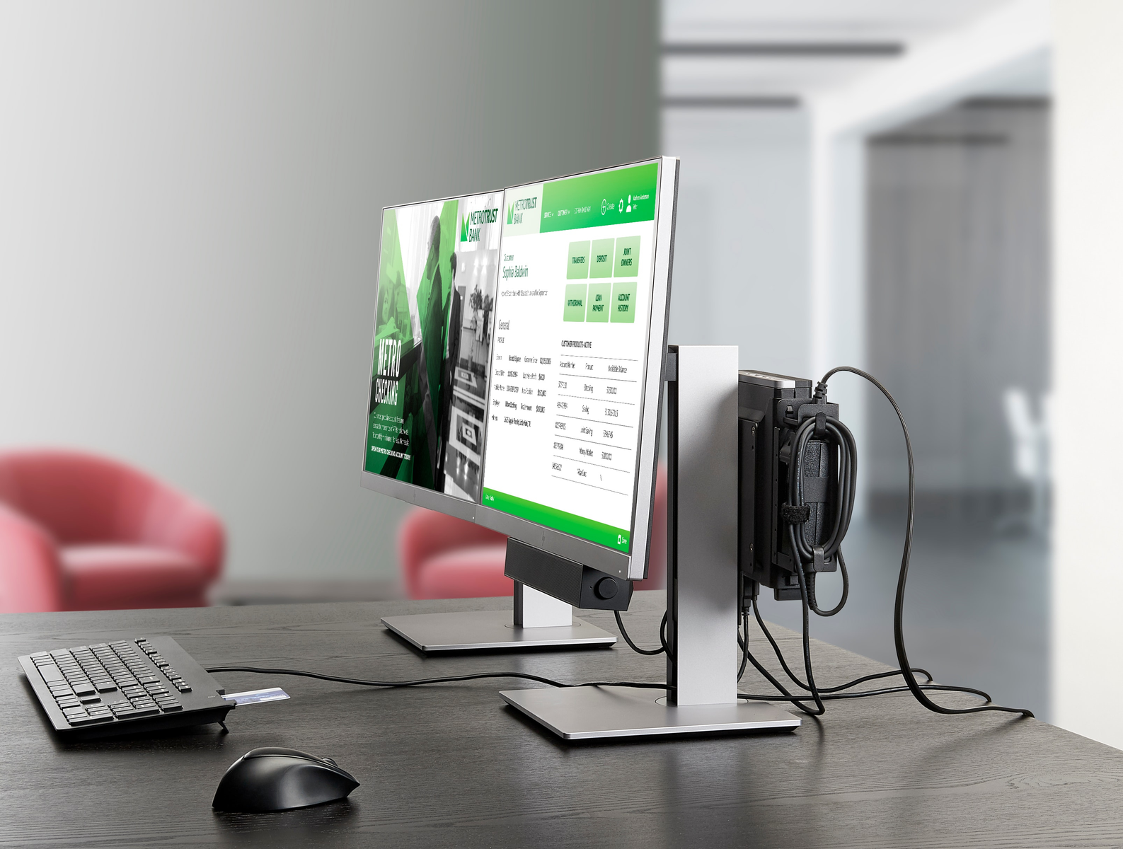 Un'impostazione da scrivania con monitor, tastiera, mouse e un dispositivo collegato al monitor. Uno sfondo sfocato.