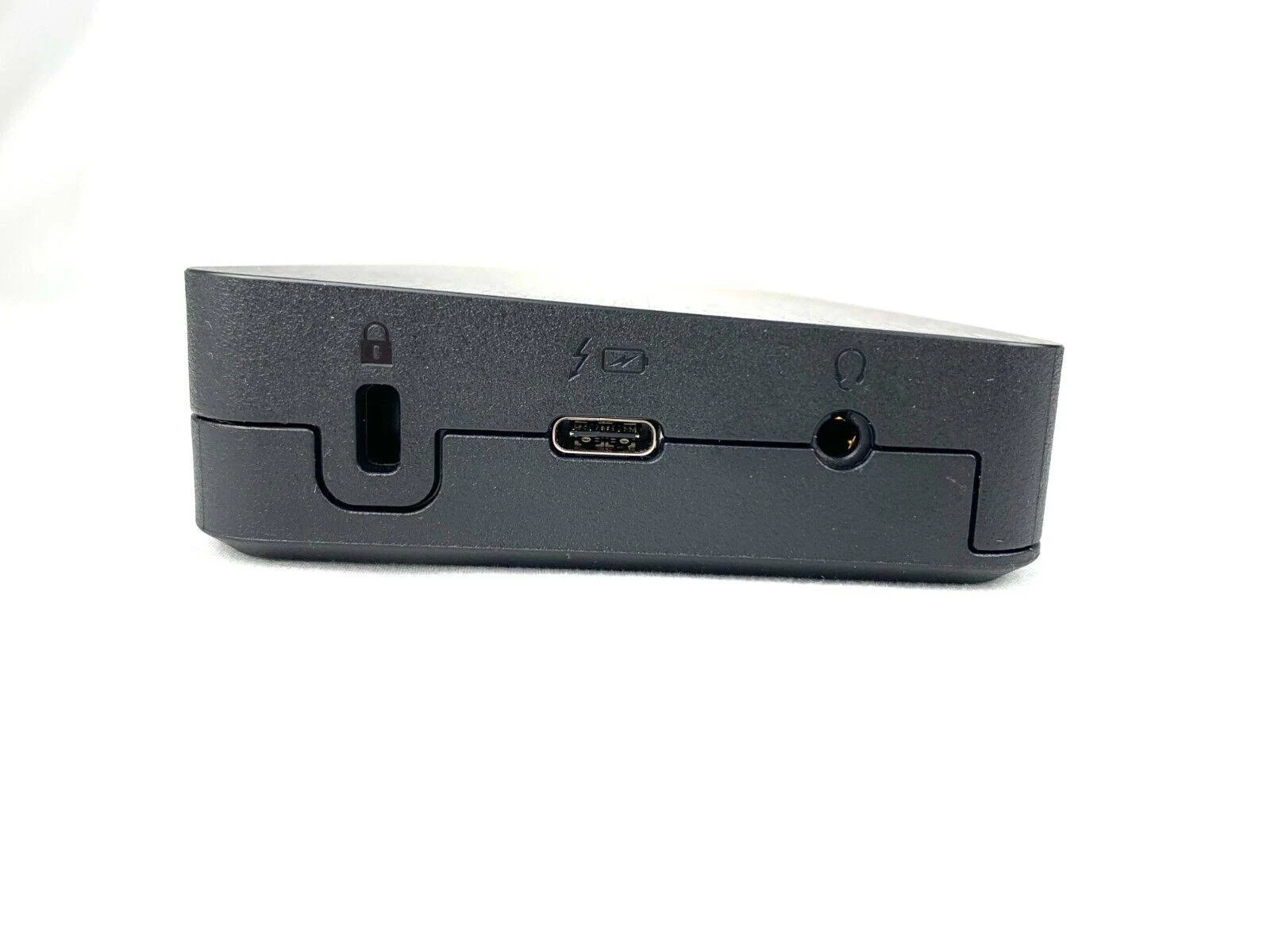 Schwarzes Gerät mit Anschlüssen: Schloss, USB-C und Audio. Isoliert auf weißem Hintergrund.