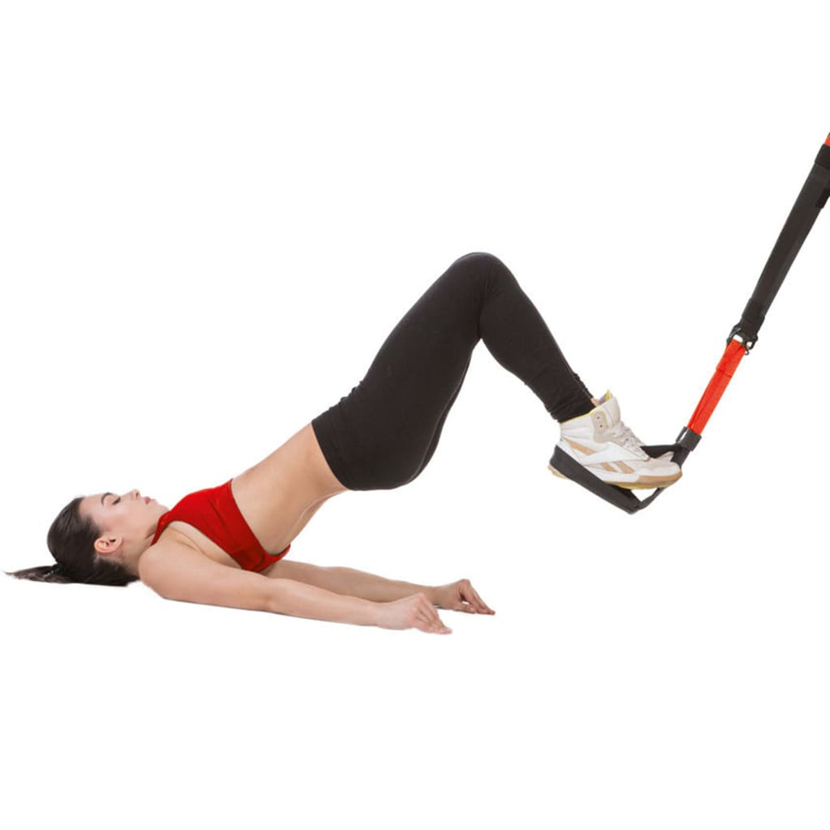 Eine Frau macht eine Brückenübung mit einem Fitnessband, weißer Hintergrund.