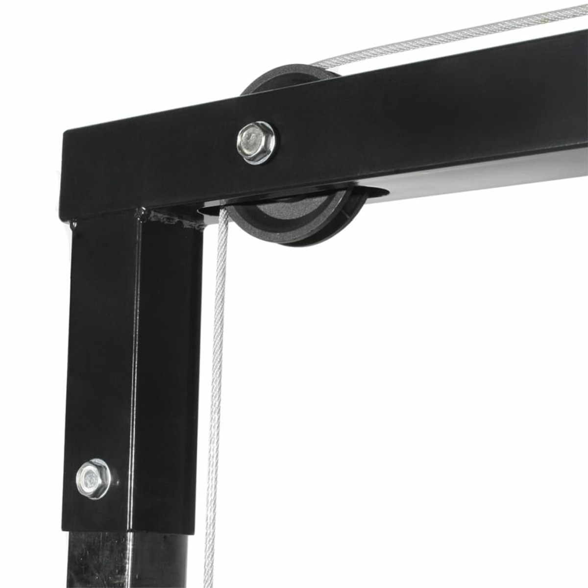 Czarna metalowa rama z bloczkiem i białą liną.