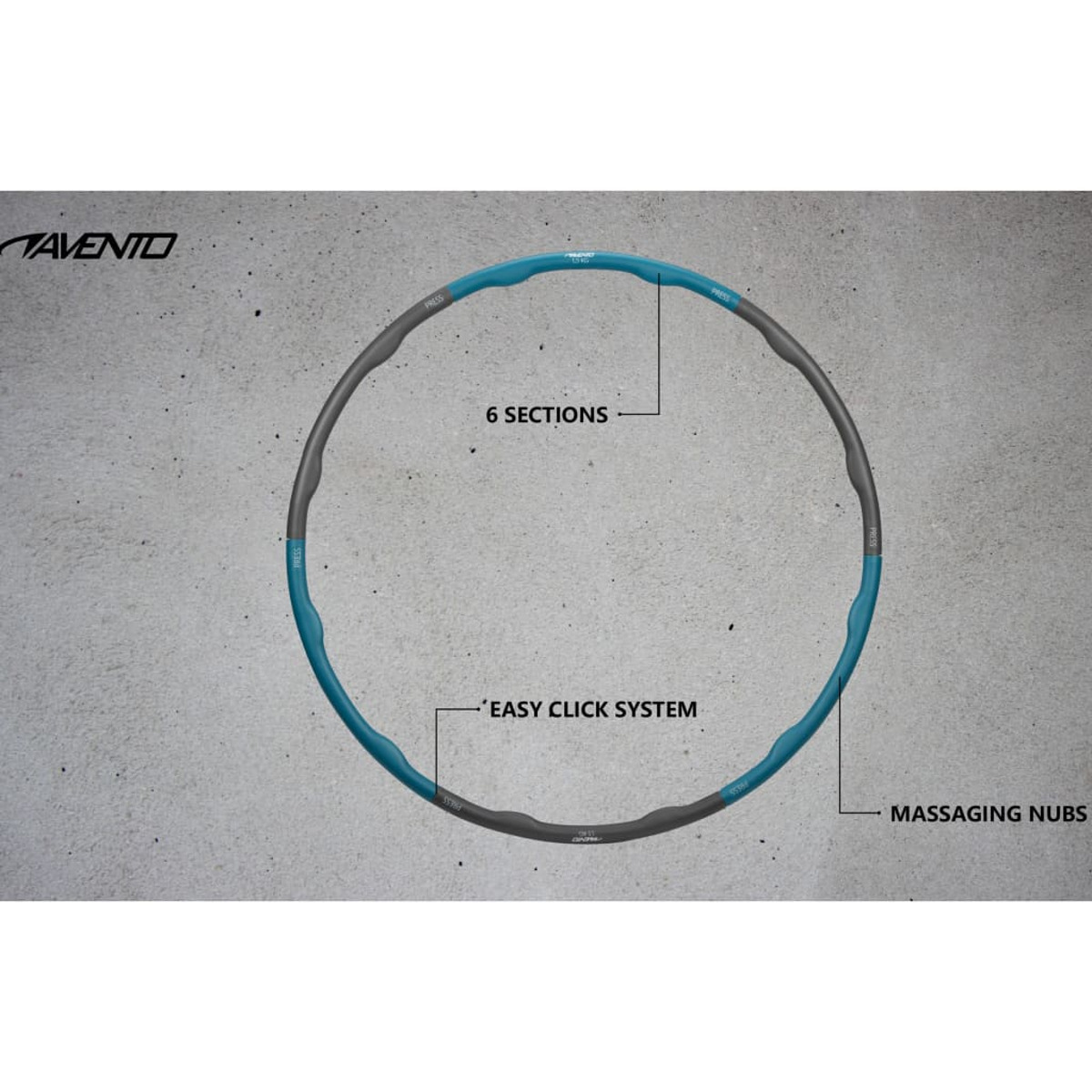 Ein blau-grauer Hula-Hoop-Reifen mit Textetiketten, auf grauem Betonhintergrund.