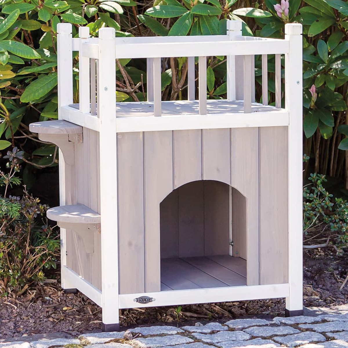 Hundehütte aus Holz mit Treppen und kleinem Balkon. Weißer Hintergrund.
