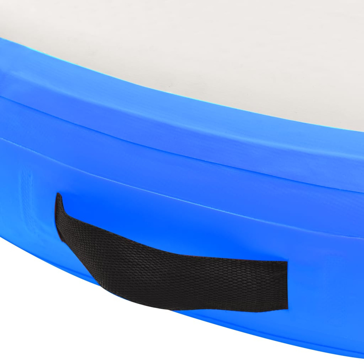 Nahaufnahme einer blauen aufblasbaren Matte mit einem schwarzen Griff an der Seite.