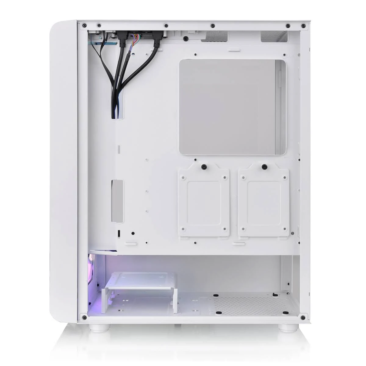 Wnętrze białej obudowy komputera z różnymi komponentami. Białe tło.