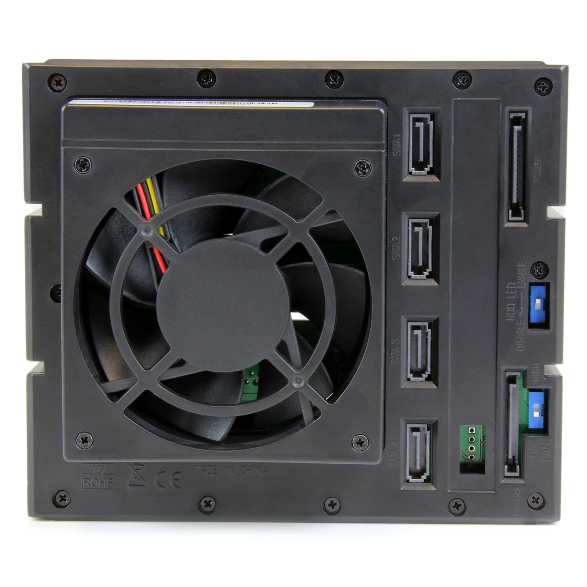 Carcasa de disco duro negra con ventilador y varios puertos. Puertos SATA y de alimentación visibles.