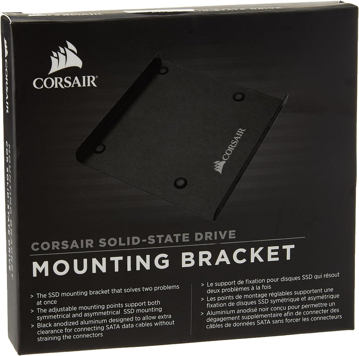 Una caja en blanco y negro. La marca es 'CORSAIR' con un soporte de montaje dentro.