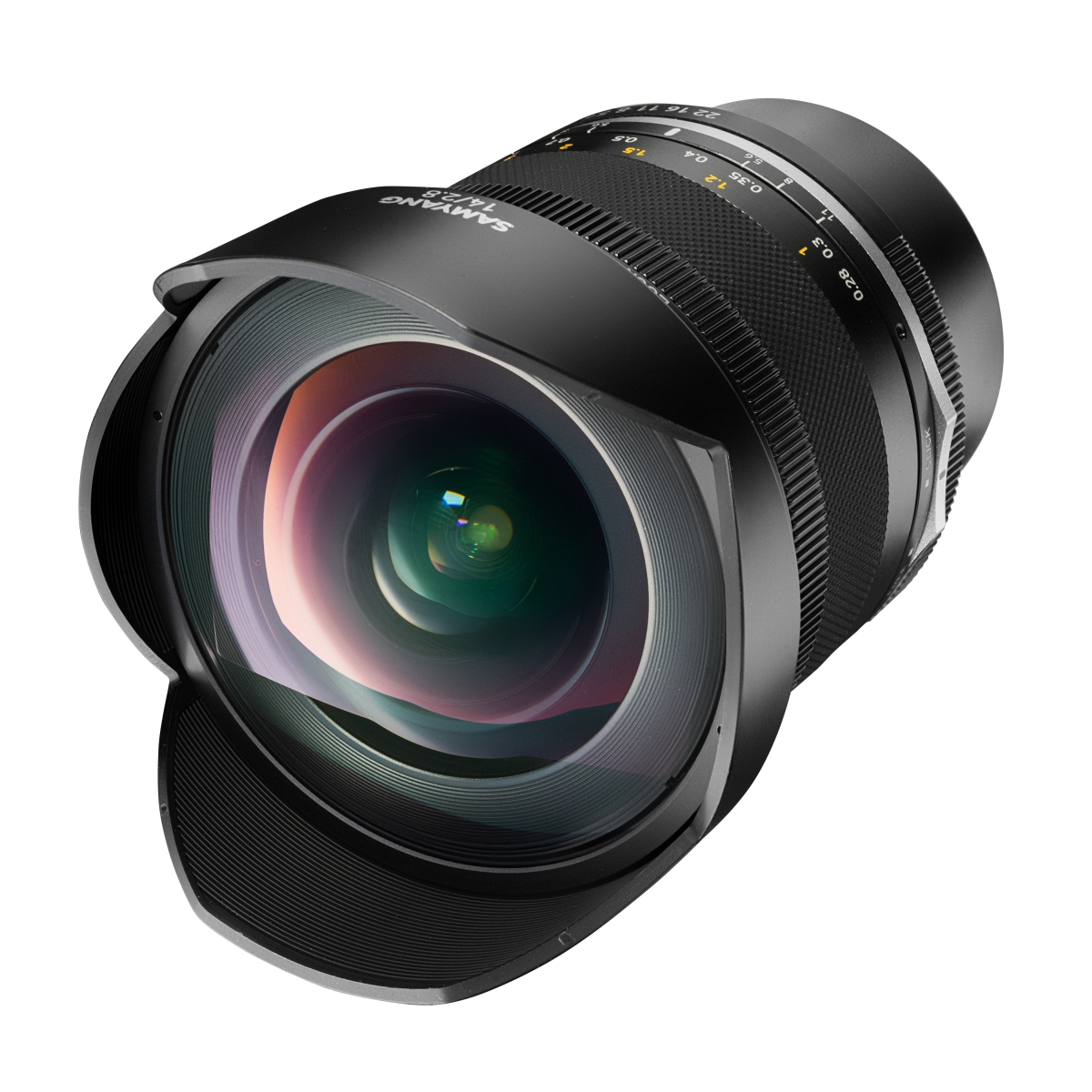 Czarny obiektyw aparatu z osłoną przeciwsłoneczną, widok pod kątem, na białym tle.