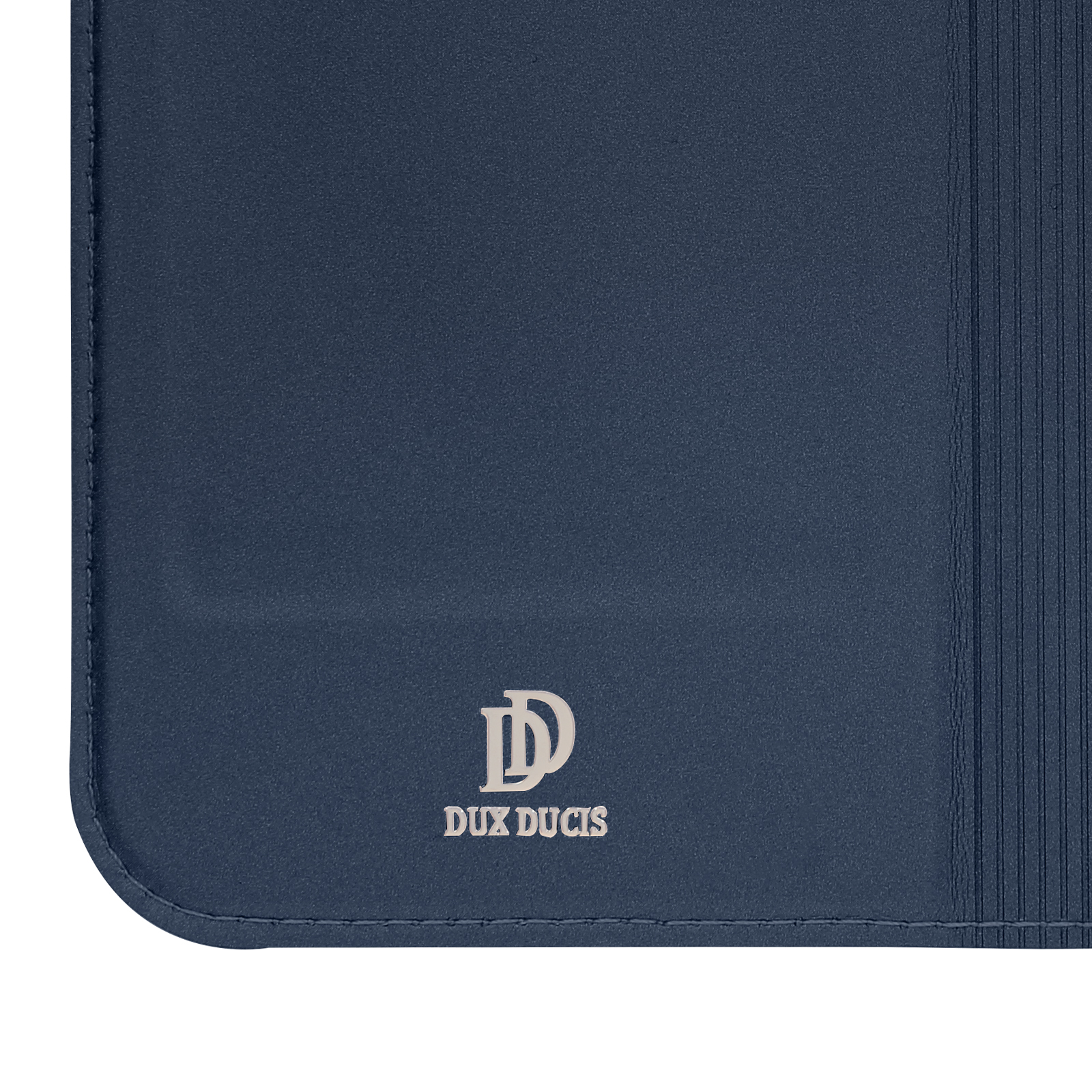 Pelle blu con logo argentato. Sfondo bianco.