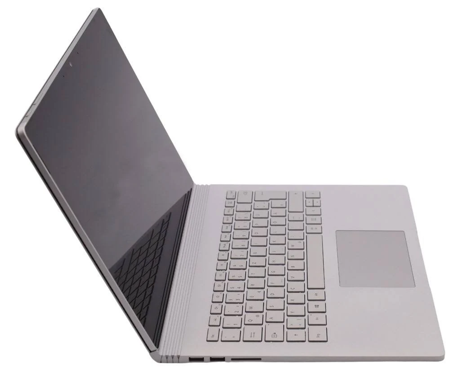 Weißer Laptop auf weißer Oberfläche. Abgewinkelte Ansicht, Tastatur sichtbar. Bildschirm ist schwarz.