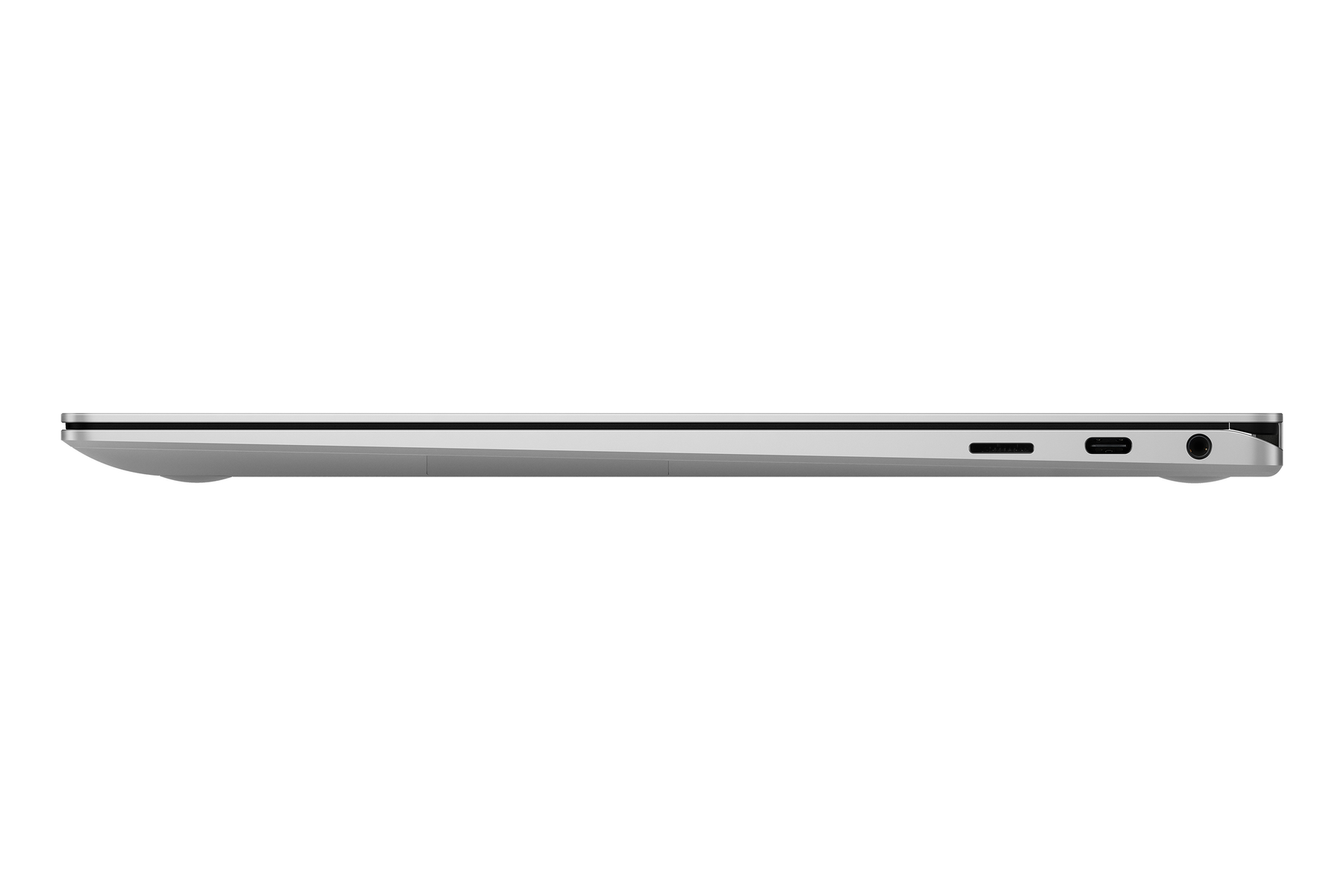 Das Seitenprofil eines dünnen, silbernen Laptops mit sichtbaren Anschlüssen vor weißem Hintergrund.