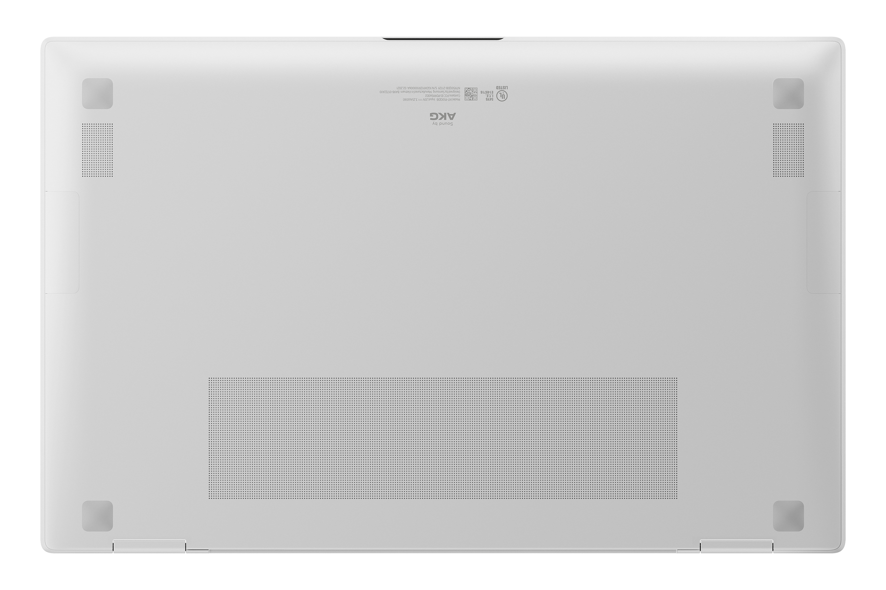 Unterseite eines weißen Laptops mit AKG-Logo und Lüftungslöchern.