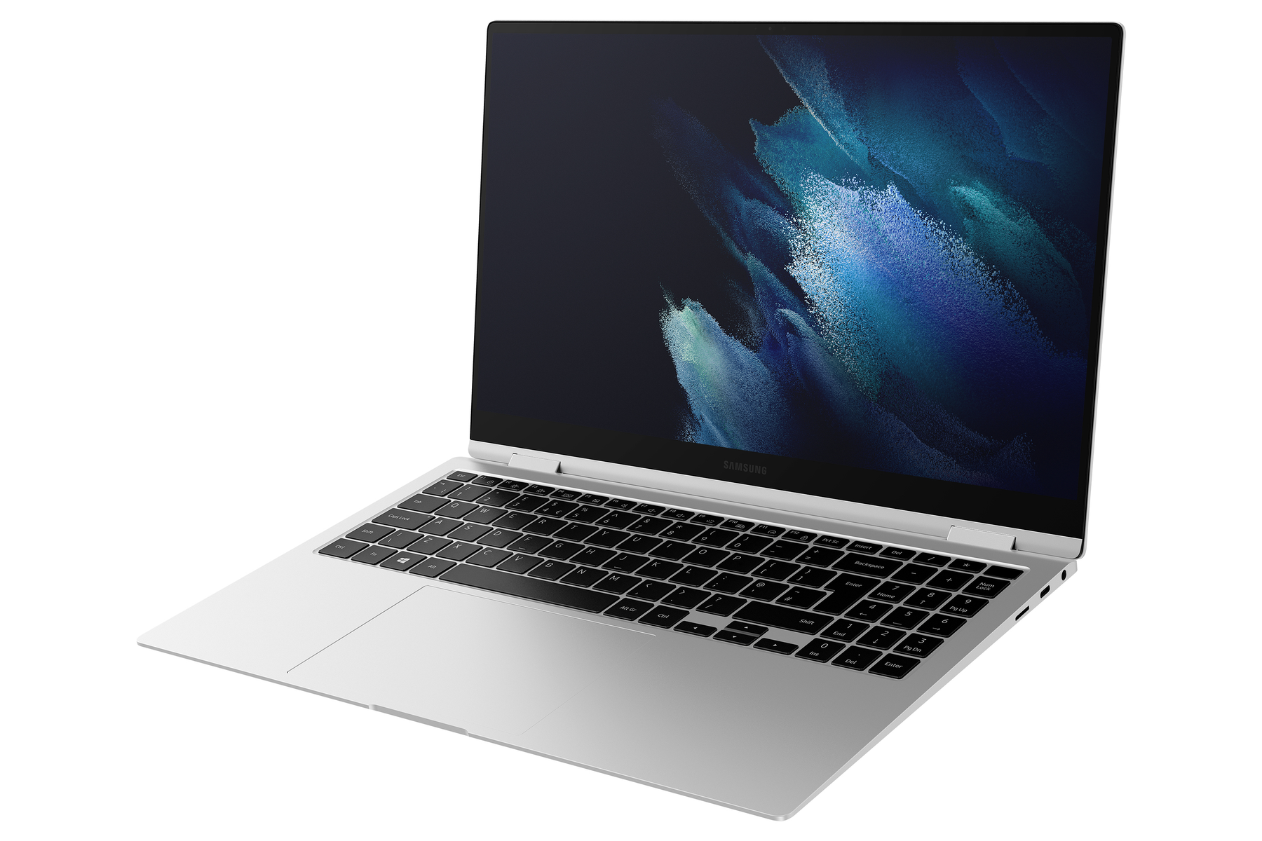 Ein silberner Laptop ist geöffnet und zeigt einen dunklen Bildschirm. Die Tastatur ist sichtbar, und er steht auf weißem Grund.