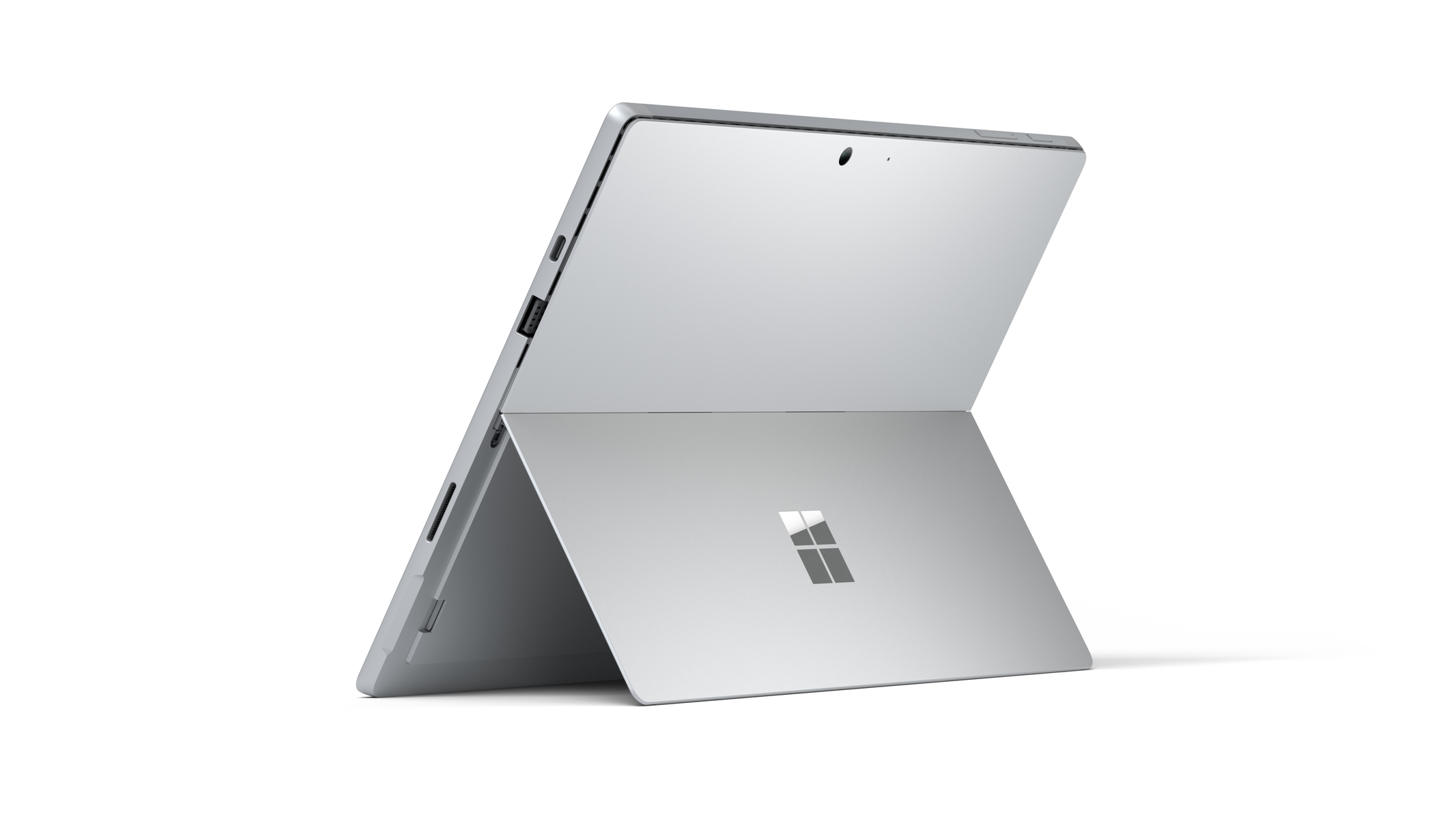 Tablet argento parzialmente aperto. Logo Microsoft sul retro. Sfondo bianco.