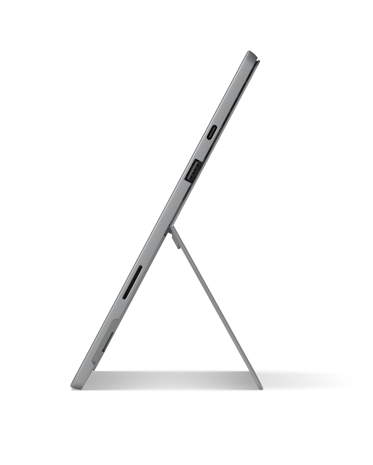 Tablet argentato inclinato su una superficie bianca, vista laterale.