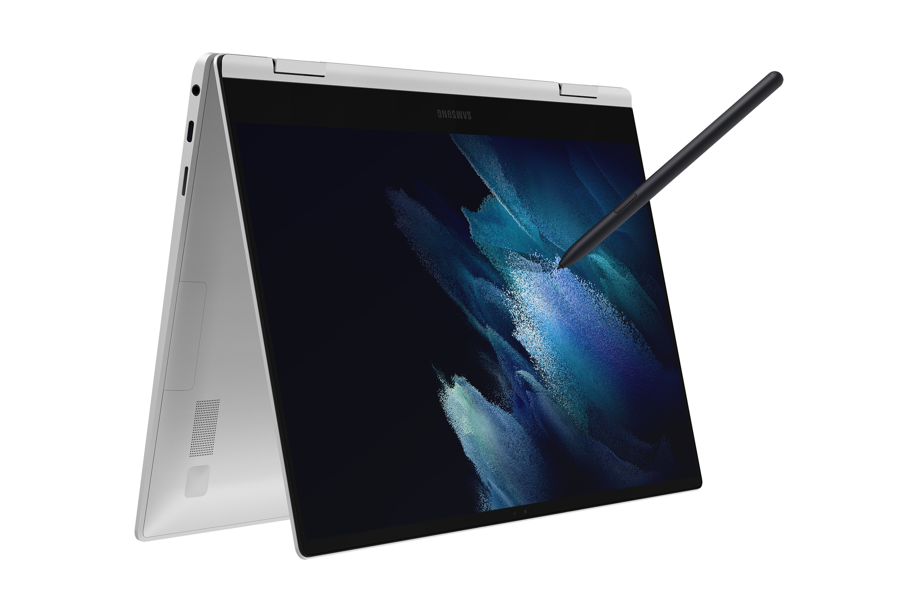 Silberner Laptop geöffnet, ein Stift auf dem Bildschirm. Weißer Hintergrund.