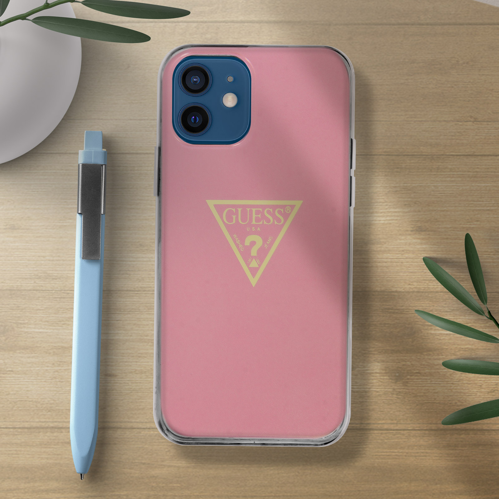 Custodia rosa per telefono con logo e penna blu. Telefono e penna su tavolo di legno.