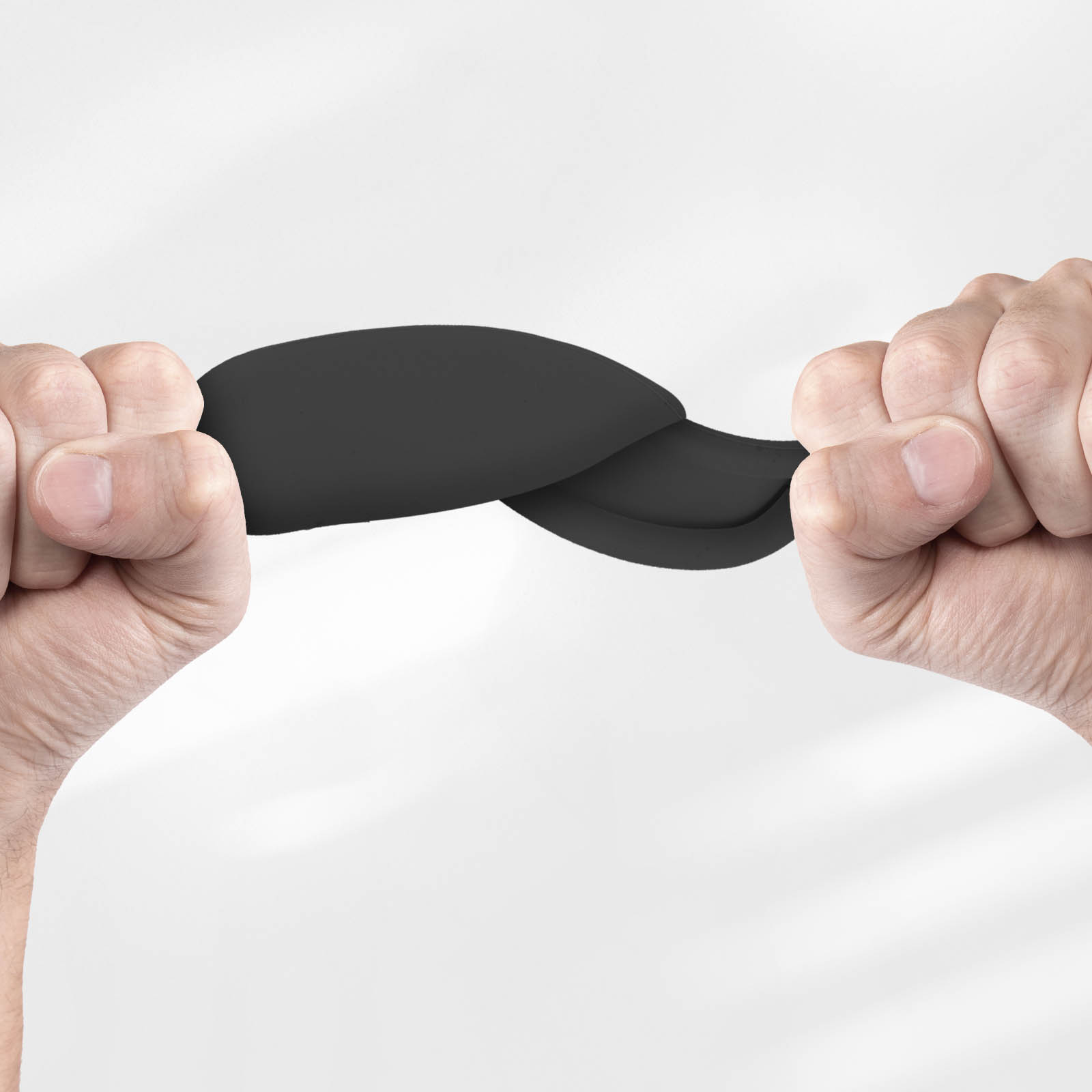 Dos manos estiran y retuercen un material negro y flexible sobre un fondo blanco.