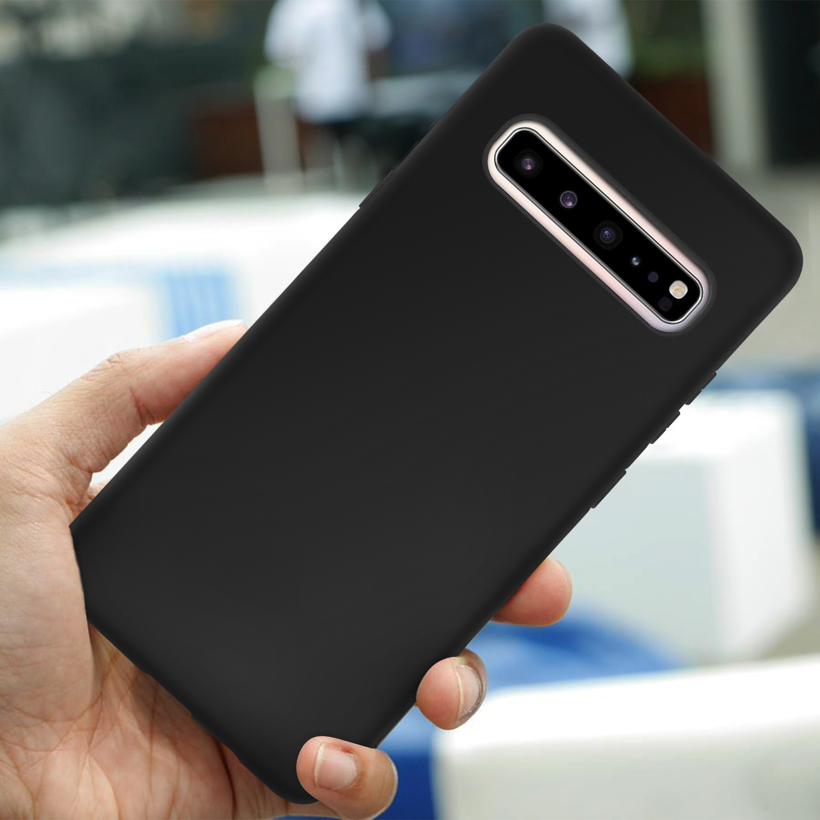 Una custodia per telefono nera tenuta in mano, con un ritaglio per fotocamera rettangolare.