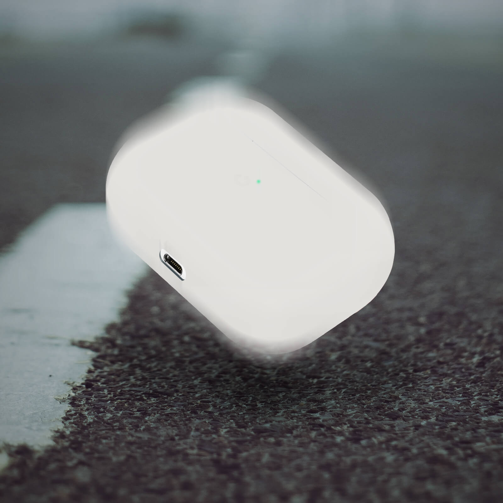 Auriculares inalámbricos blancos sobre una superficie texturizada. Un puerto USB-C es visible.
