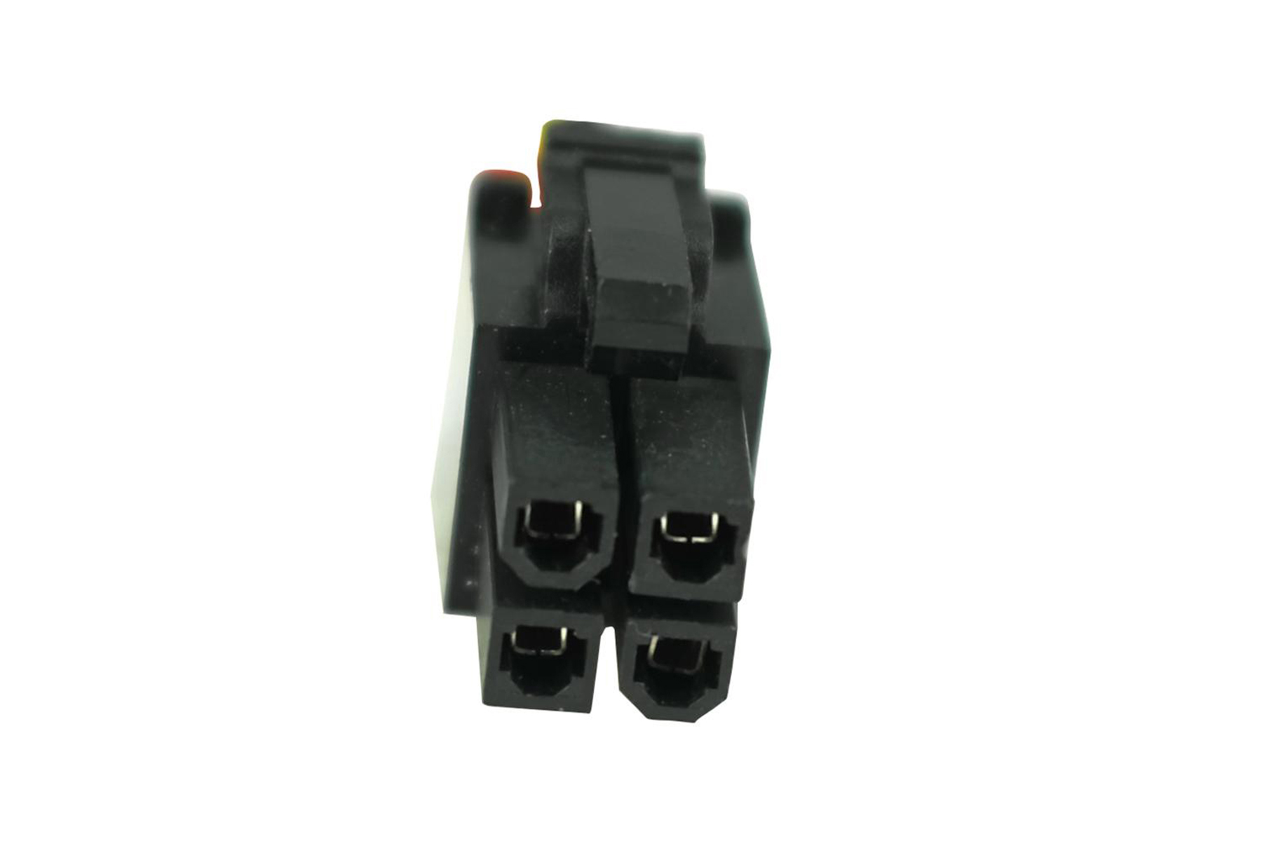 Ein schwarzer elektrischer Stecker mit vier Pins, isoliert auf weißem Grund.