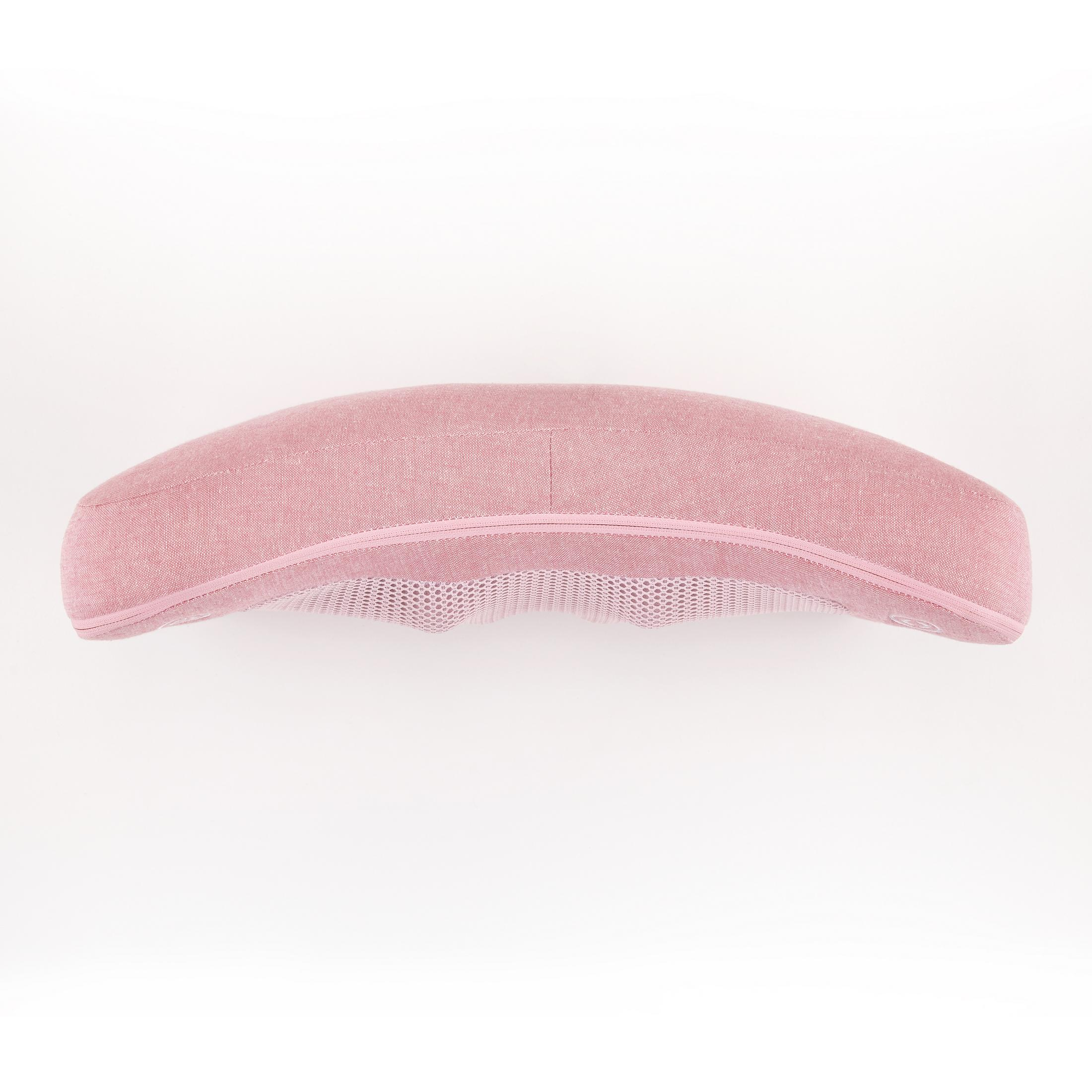 Roze kussen op een wit oppervlak.