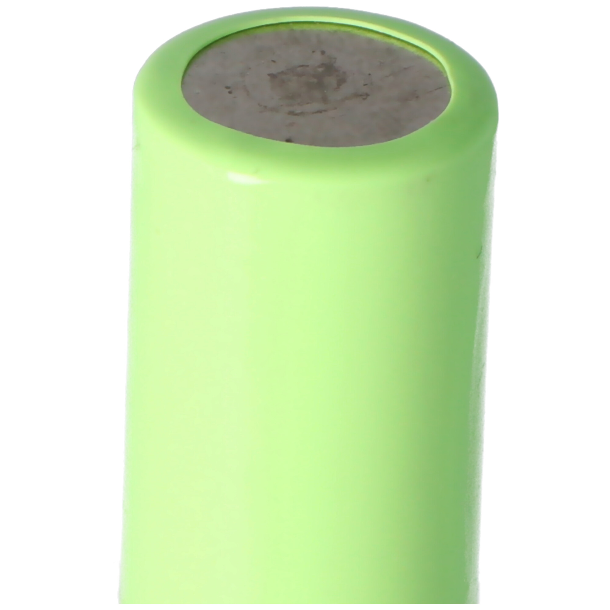 Grüne Batteriezelle, zylindrische Form, Oberseite sichtbar.