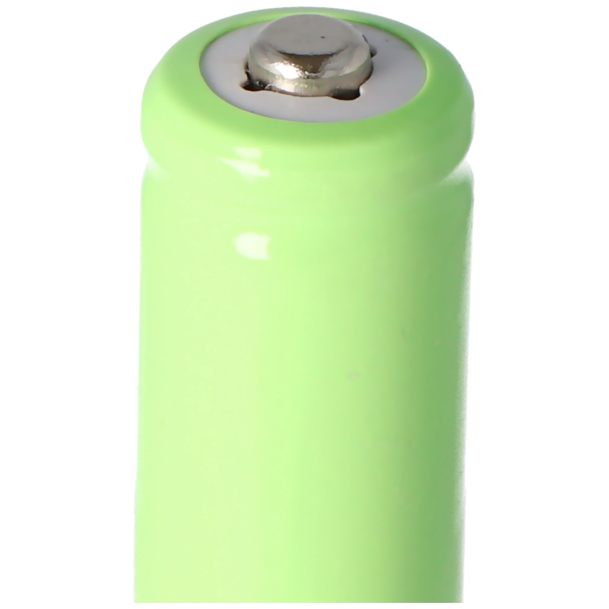 Grüne Batterie mit silbernem Oberteil, isoliert auf Weiß. Nahaufnahme.