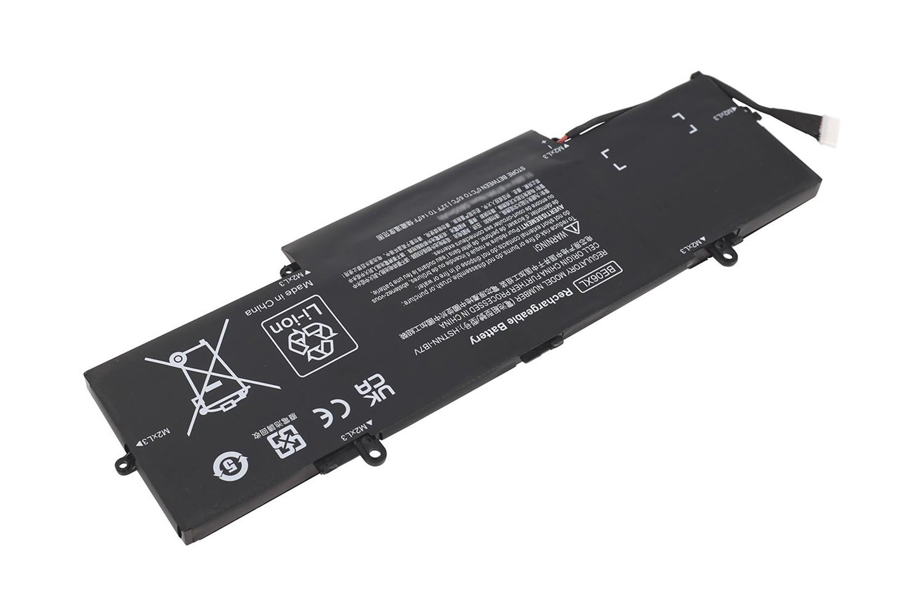 Una batteria per laptop nera su sfondo bianco. Ha un'etichetta con testo e un simbolo della batteria.