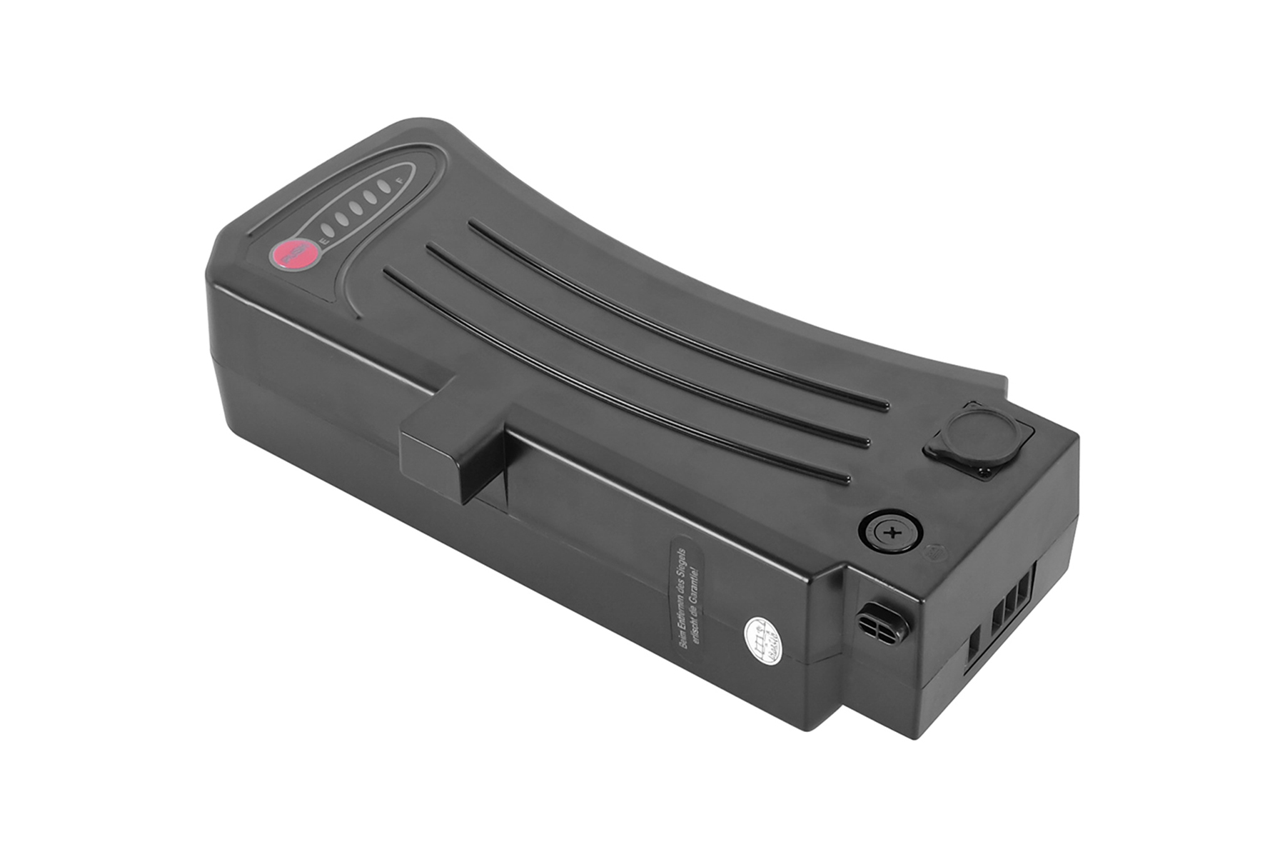 Eine schwarze Batterie. Es hat einen roten Ein-/Ausschalter. Es ist auf weißem Hintergrund.