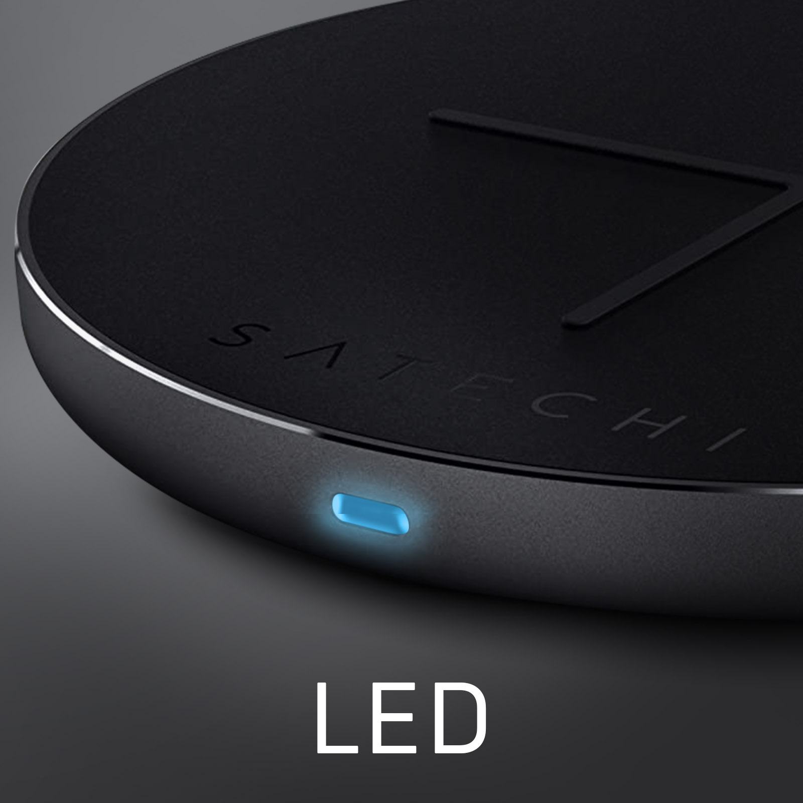 Draadloze oplader. De oplader is zwart met een blauwe LED.