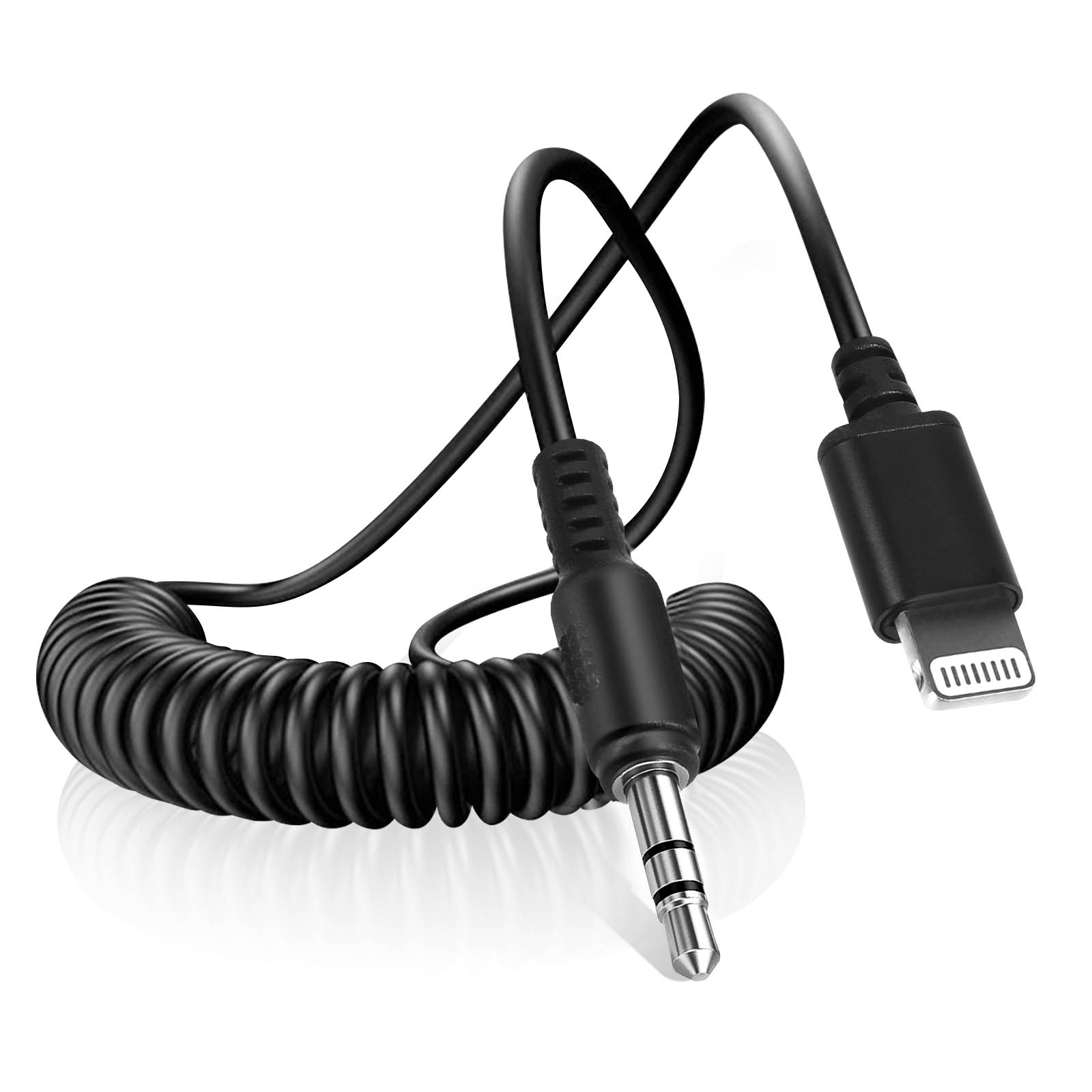 Un cavo a spirale nero con un jack da 3,5 mm e un connettore Lightning. È su sfondo bianco.