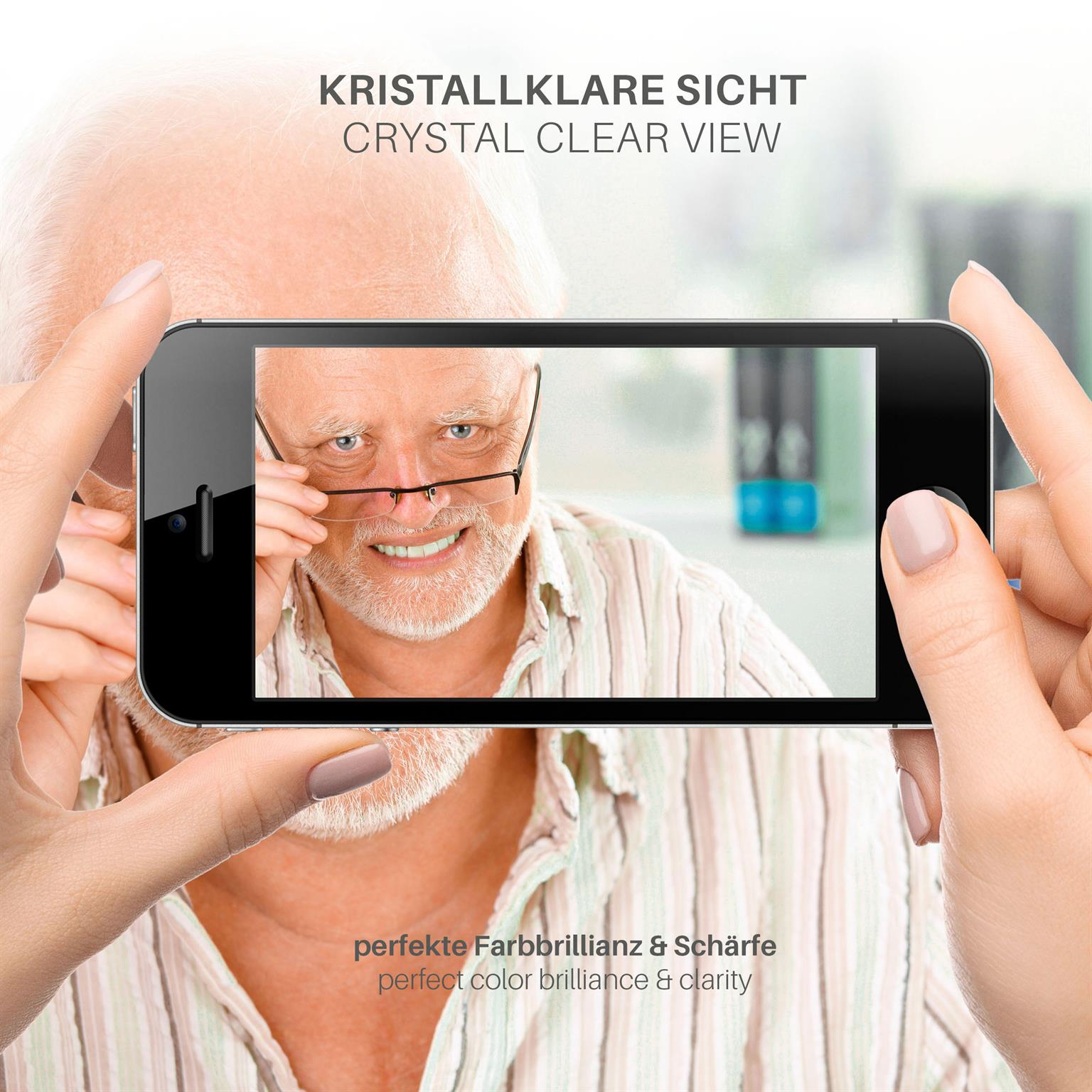 Ein Mann mit Brille schaut durch den Telefonbildschirm in die Kamera, Nahaufnahme.