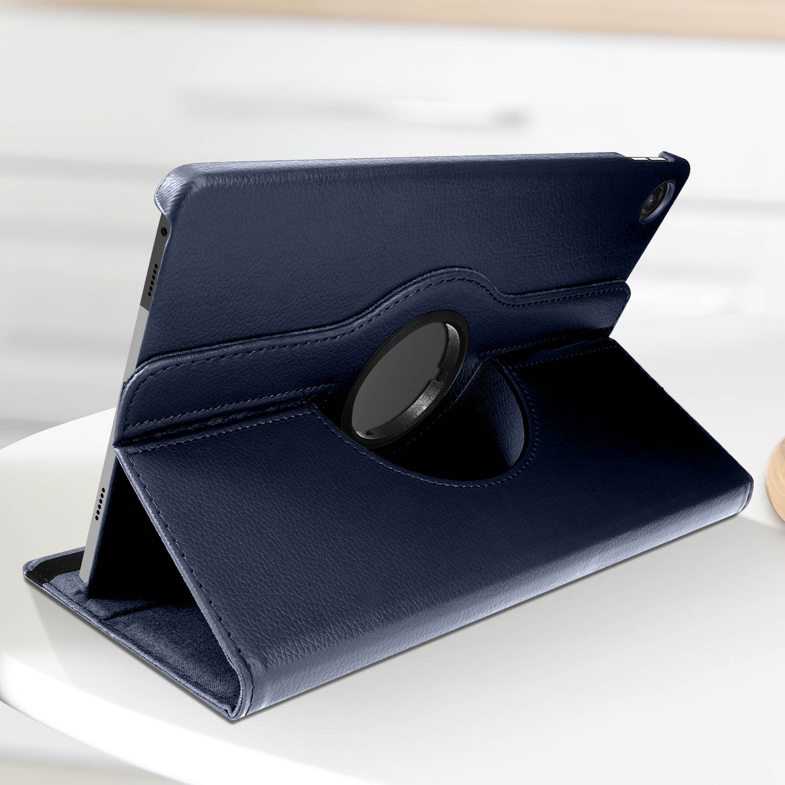 Una custodia per tablet in pelle blu con supporto girevole. Il tablet è visibile all'interno.