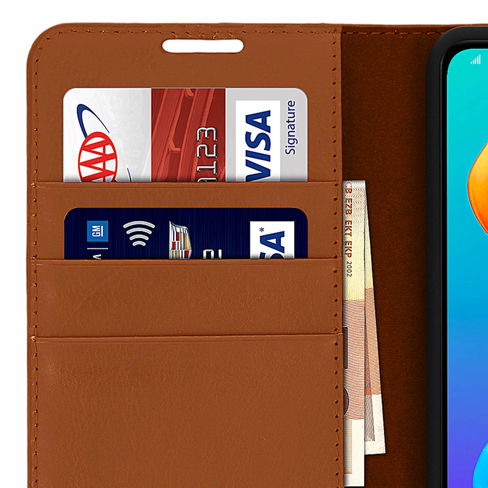 Custodia per telefono in pelle marrone con fessure per carte che contengono una carta Visa, un'altra carta e denaro.