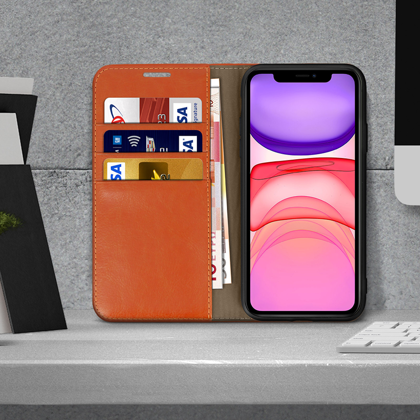 Un étui de téléphone ouvert, avec des cartes et de l'argent visibles à l'intérieur.