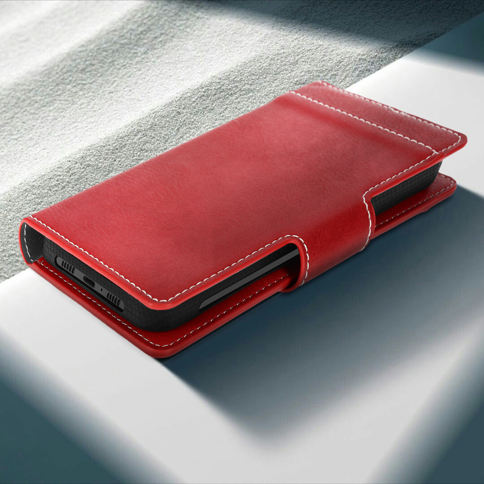Eine rote iPad-Hülle mit einem schwarzen Gummiband, das das Tablet offen hält.