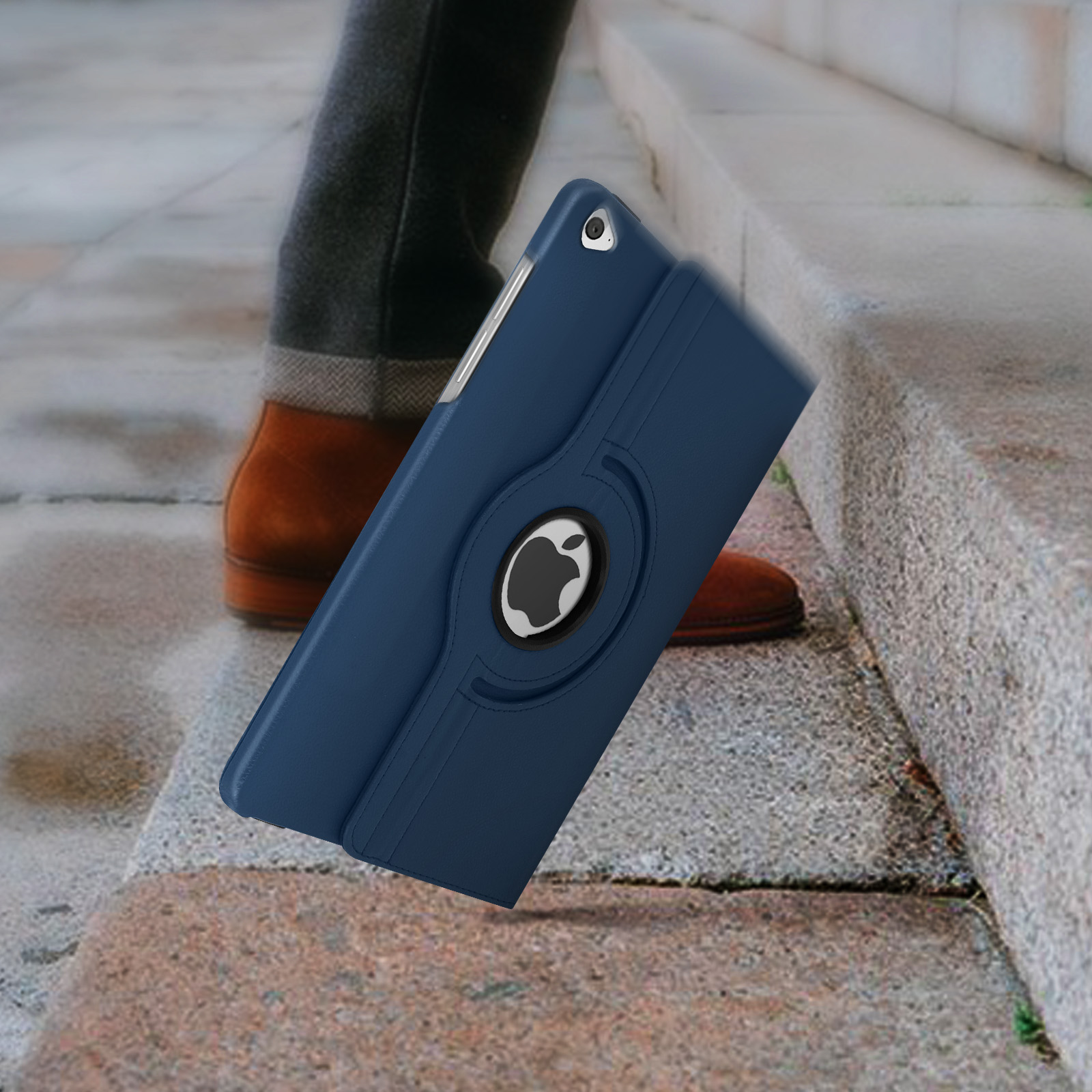 Custodia per tablet blu scuro con un logo Apple è su delle scale, davanti alle gambe.