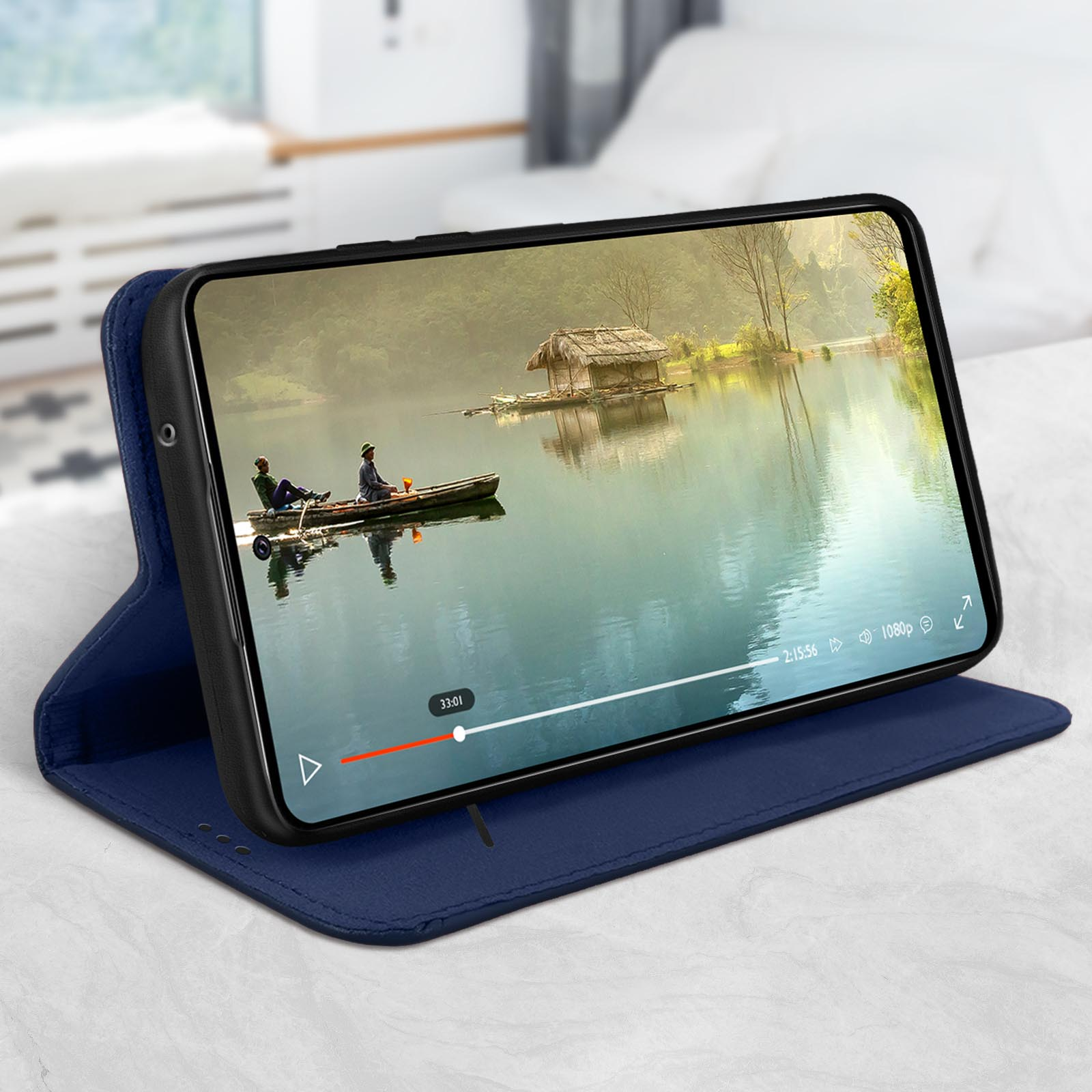 Smartphone mit Video auf dem Bildschirm in marineblauem Case.