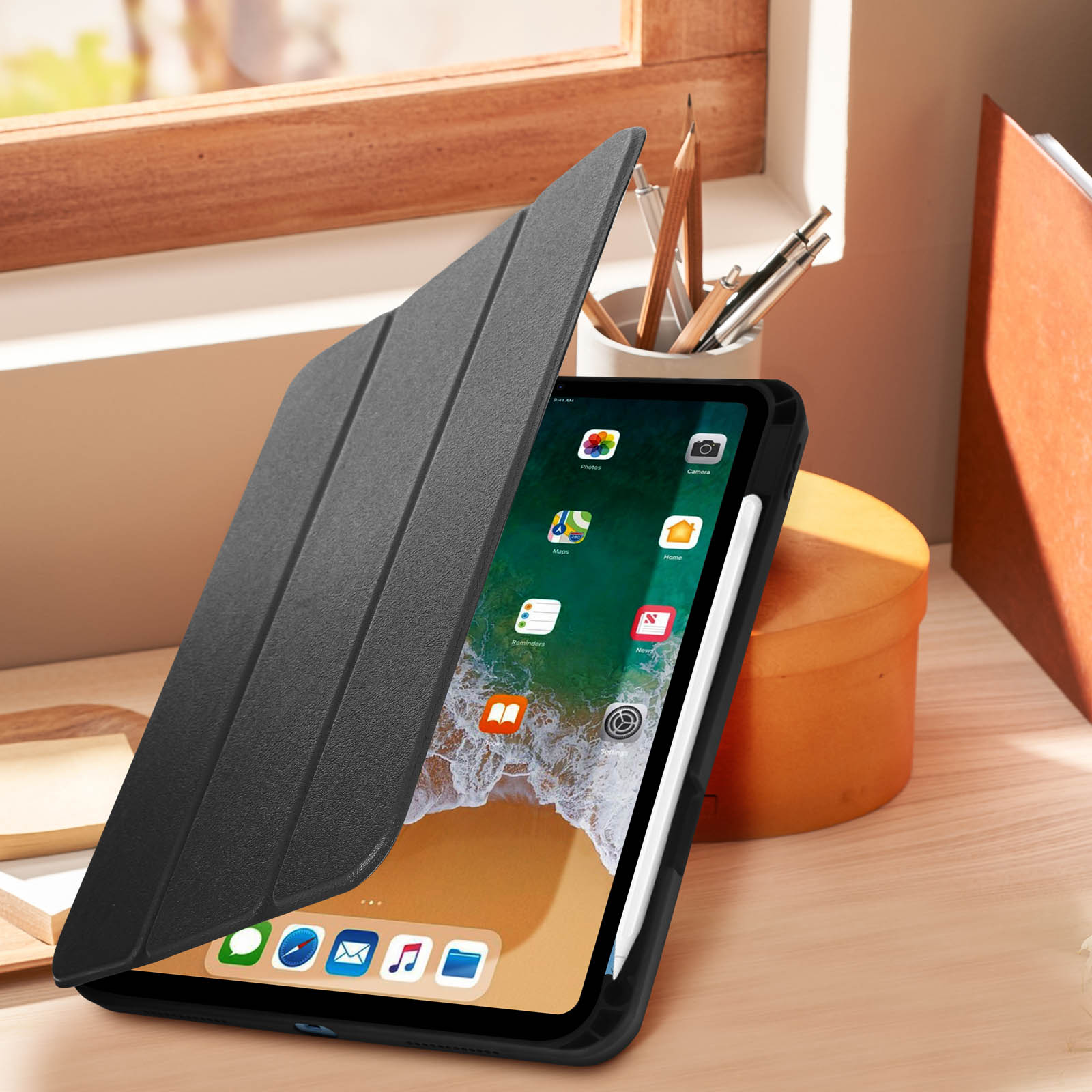 Un iPad in una custodia, con la cover aperta. C'è anche una penna sulla scrivania.