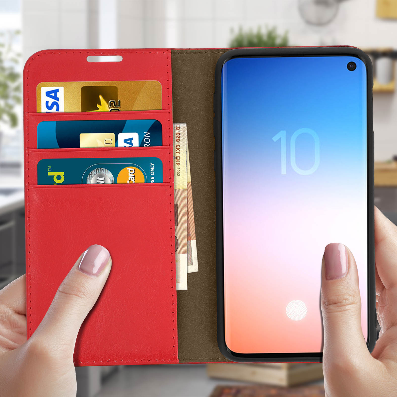 Una custodia a portafoglio rossa con un telefono all'interno, che mostra carte di credito e denaro. Una mano la tiene.
