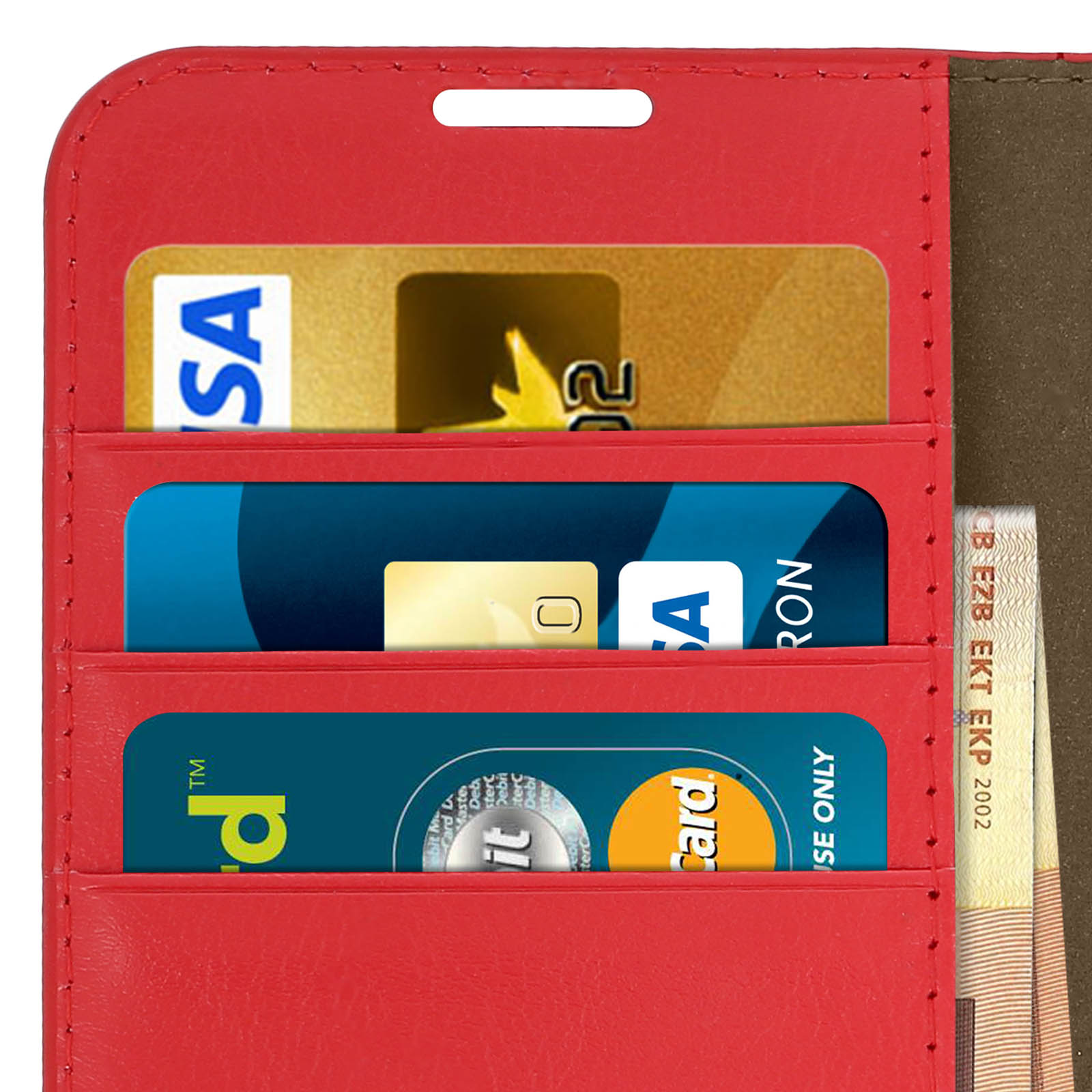 Portafoglio rosso con carte di credito visibili, negli slot, su sfondo bianco.