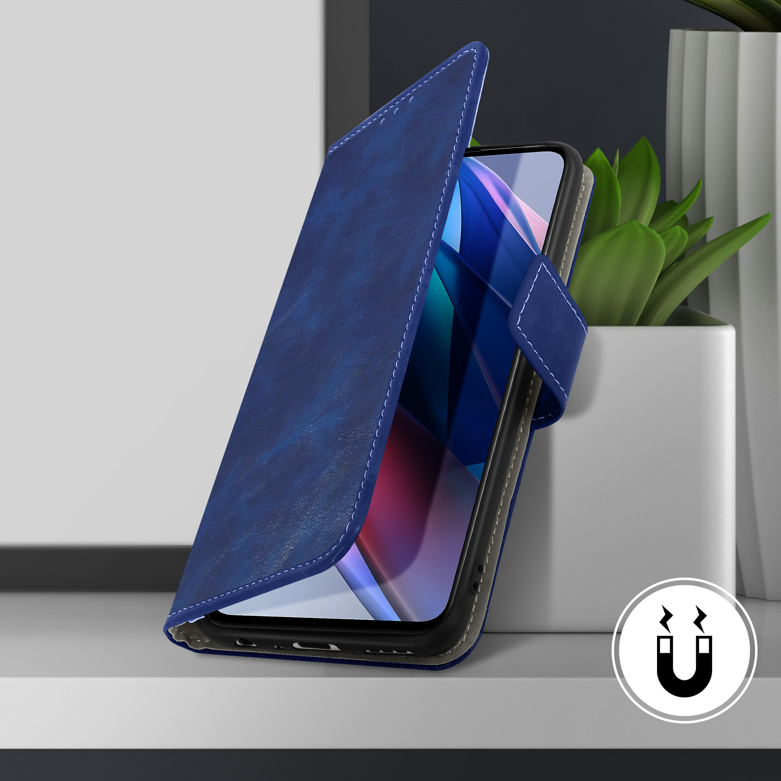 Coque de téléphone bleue ouverte. Le téléphone est à l'intérieur. Un logo aimant est sur le côté droit.