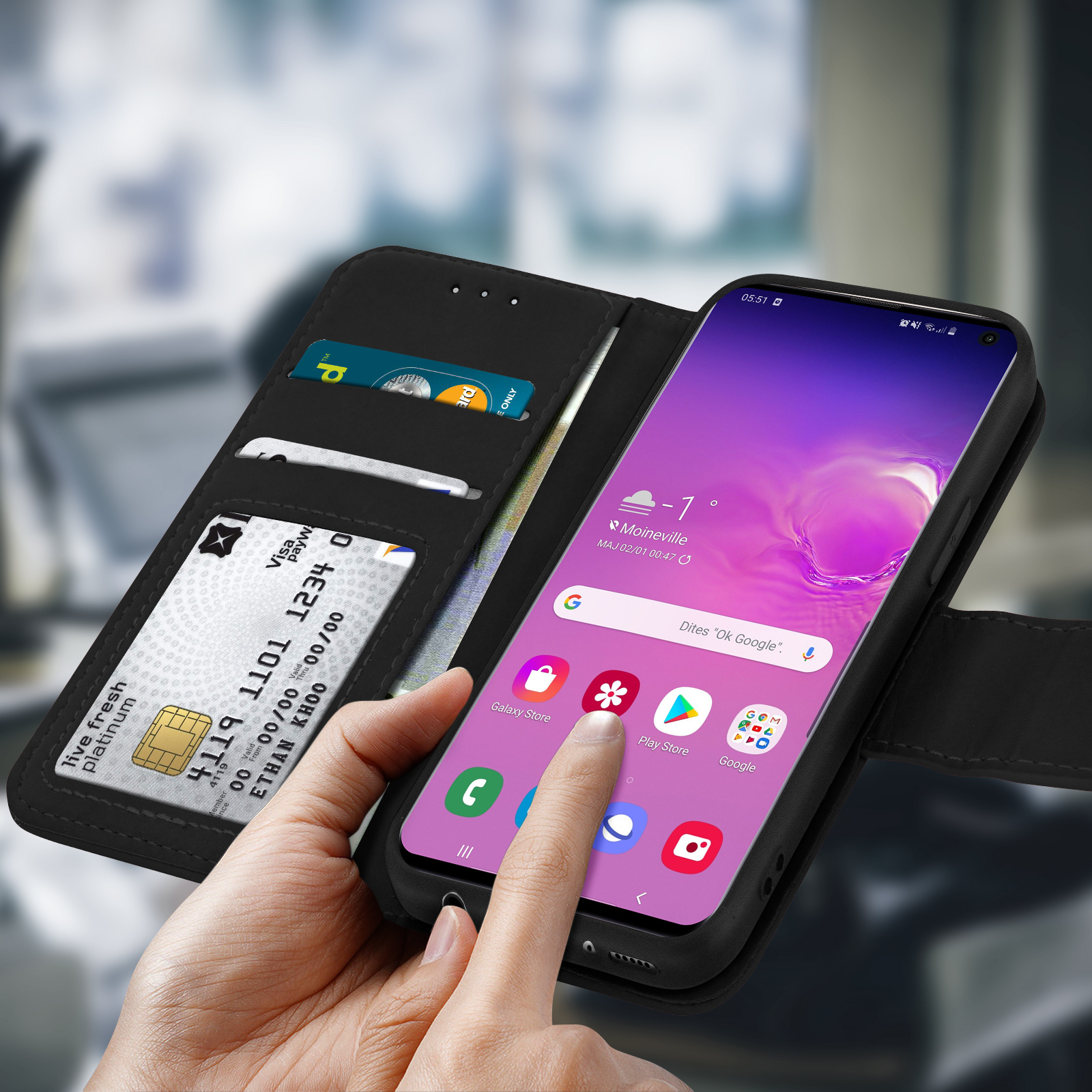 Hand die het telefoonscherm aanraakt in een portemonnee-hoesje. Kaarten in sleuven. Telefoon toont apps en tijd.